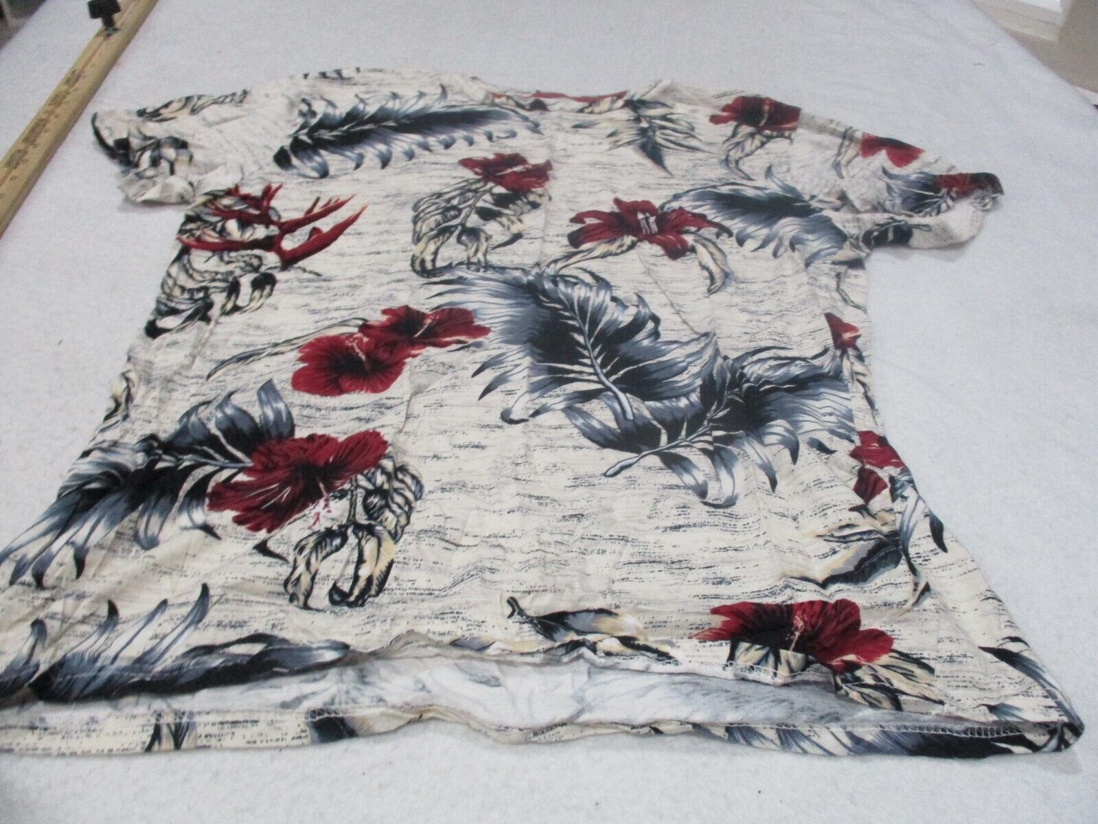 Voyager beige floral shirt sz m