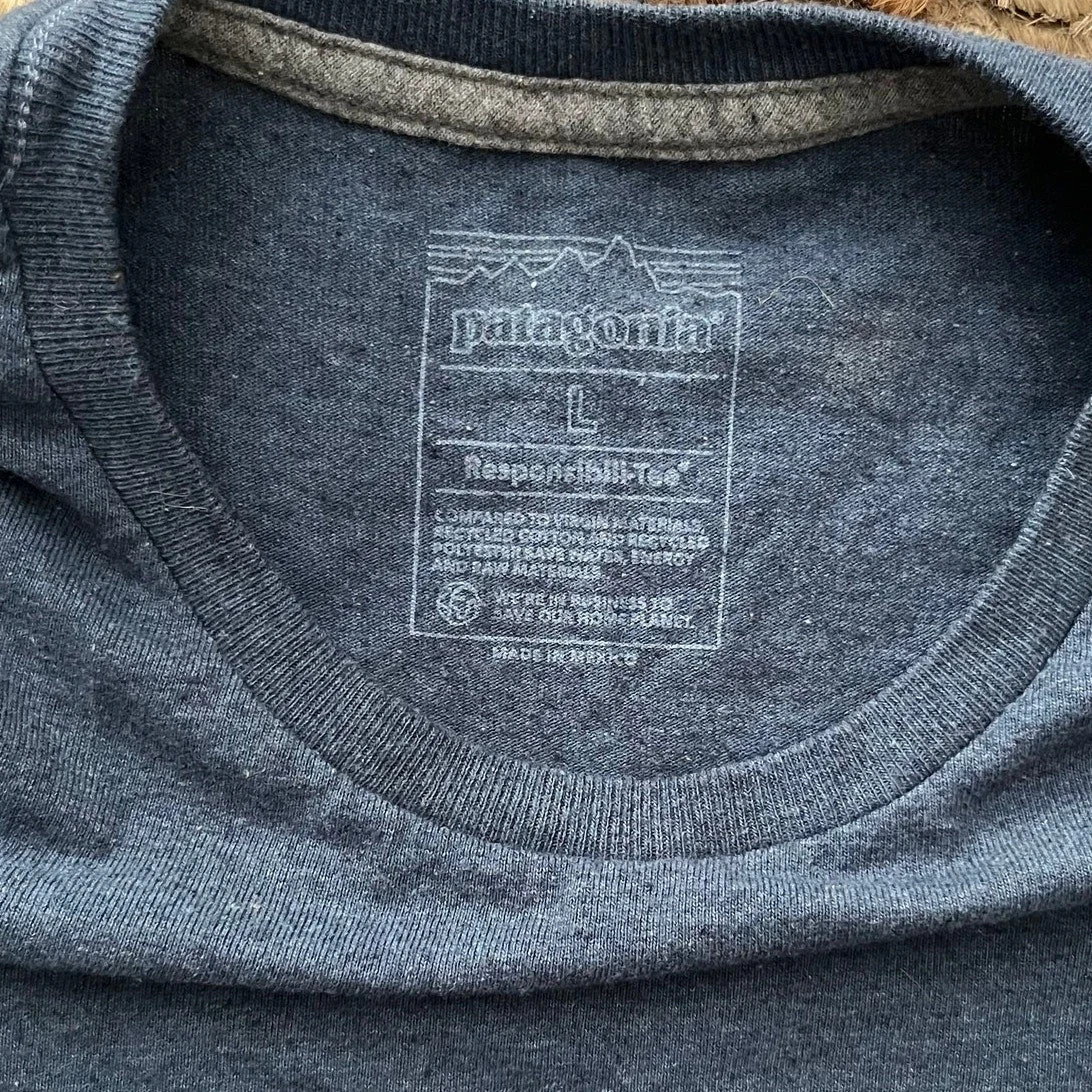 Patagonia T Shirt Mens Large Blue ResponsibiliTee Pocket Back Logo Graphic gallery
