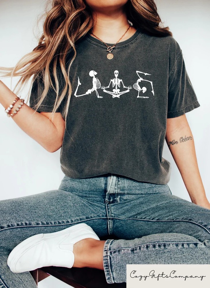 Retro Skeleton Yoga Pose Funny Halloween Comfort Tee