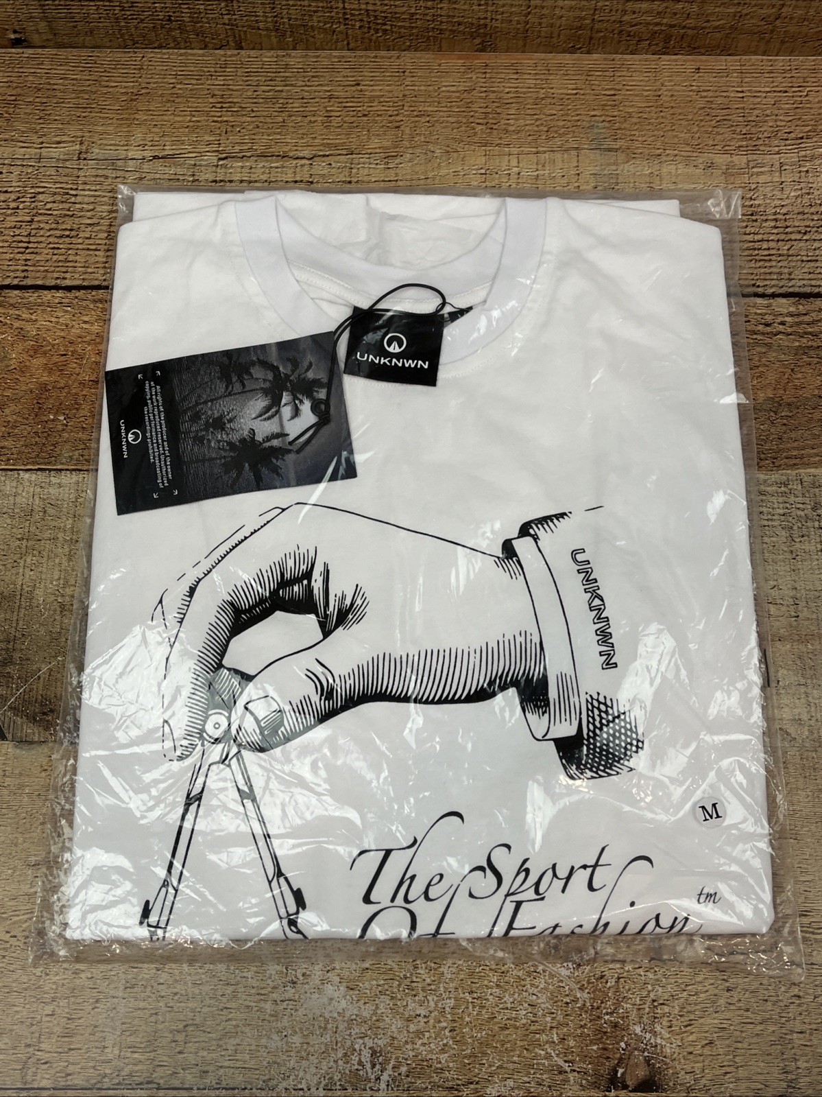 Unknwn T-Shirt White Short Sleeve Size Medium ￼ gallery