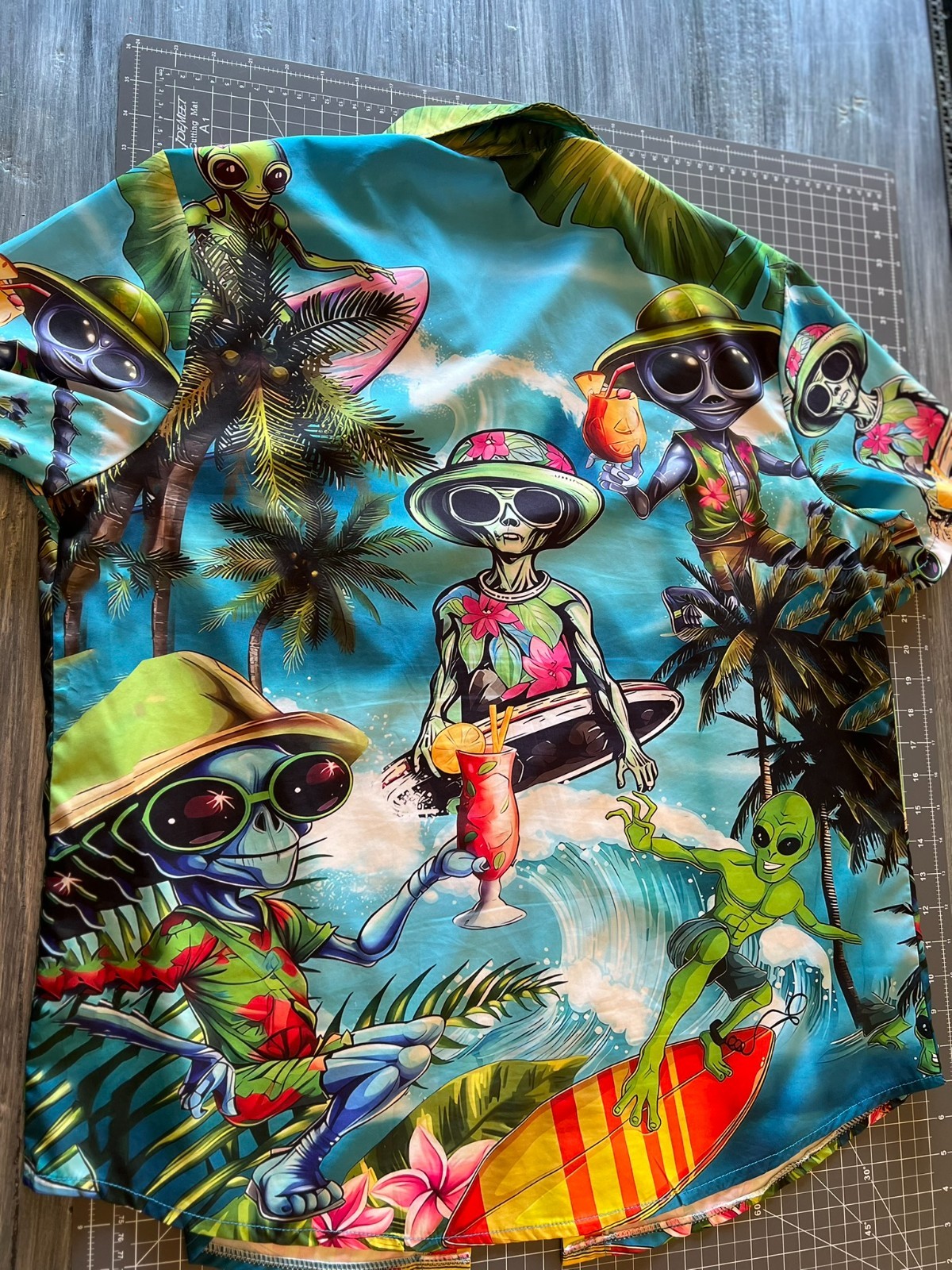 Novelty Alien Shirt Mens XL Party Hawaiian Button Up Casual Short Sleeve Graphic gallery