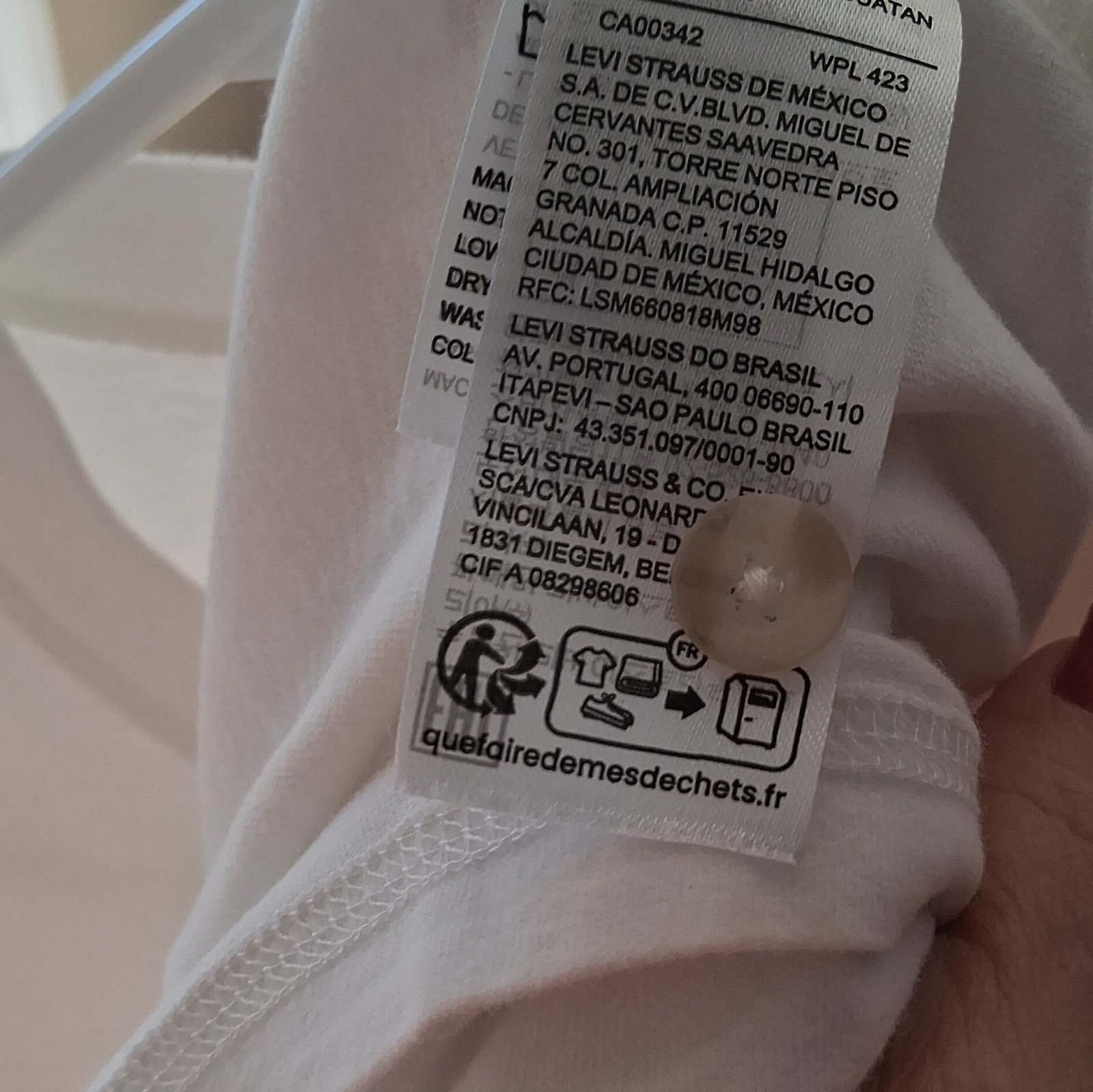 NEVER WORN Levi's Men's White Henley T-Shirt Short Sleeve Relaxed Fit Cotton M gallery