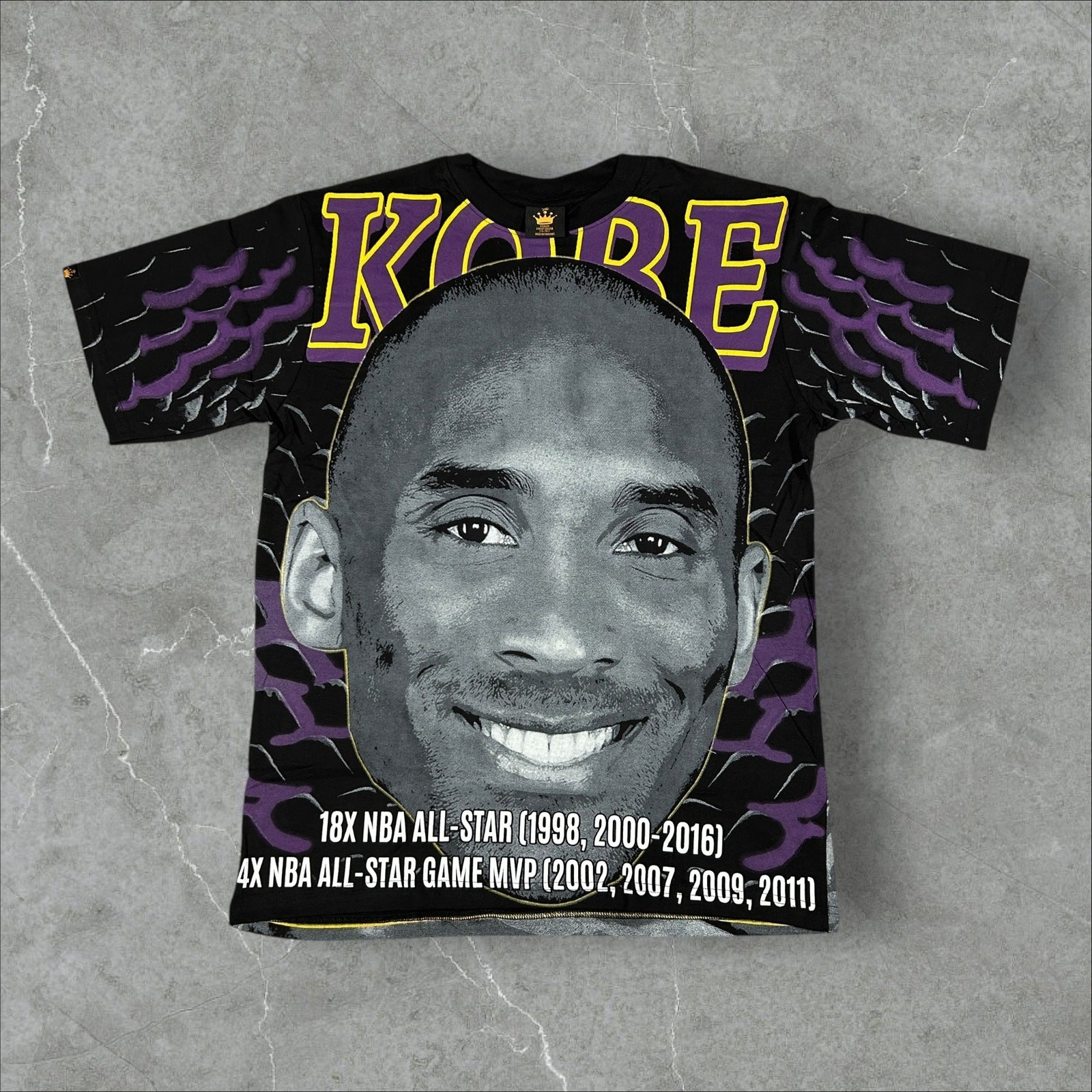 Kobe Bryant Memorial Los Angeles Lakers AOP Black Mamba Size XL Modern T-Shirt