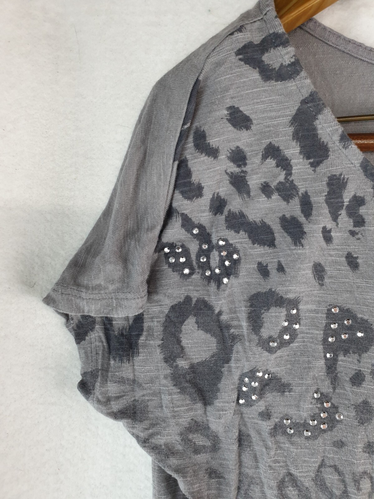 Apt 9 Women Size M Grey Leopard Print Short Sleeve Shirt/Silver Stud Decoration gallery
