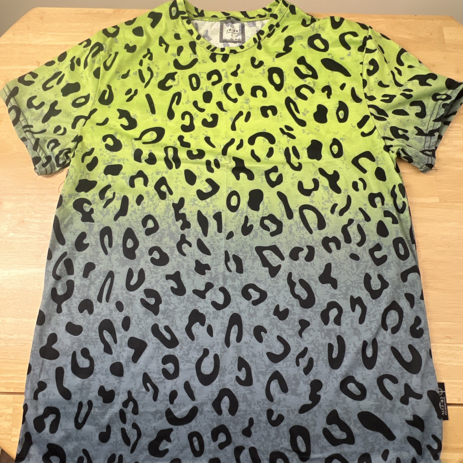 CR24 Animal Pattern Gradient UNISEXt shirt Size M