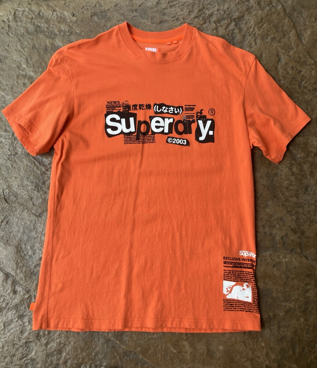 SUPERDRY Orange Newspaper Ransom Note Style Logo Print T-Shirt 2003 Men's M / L gallery