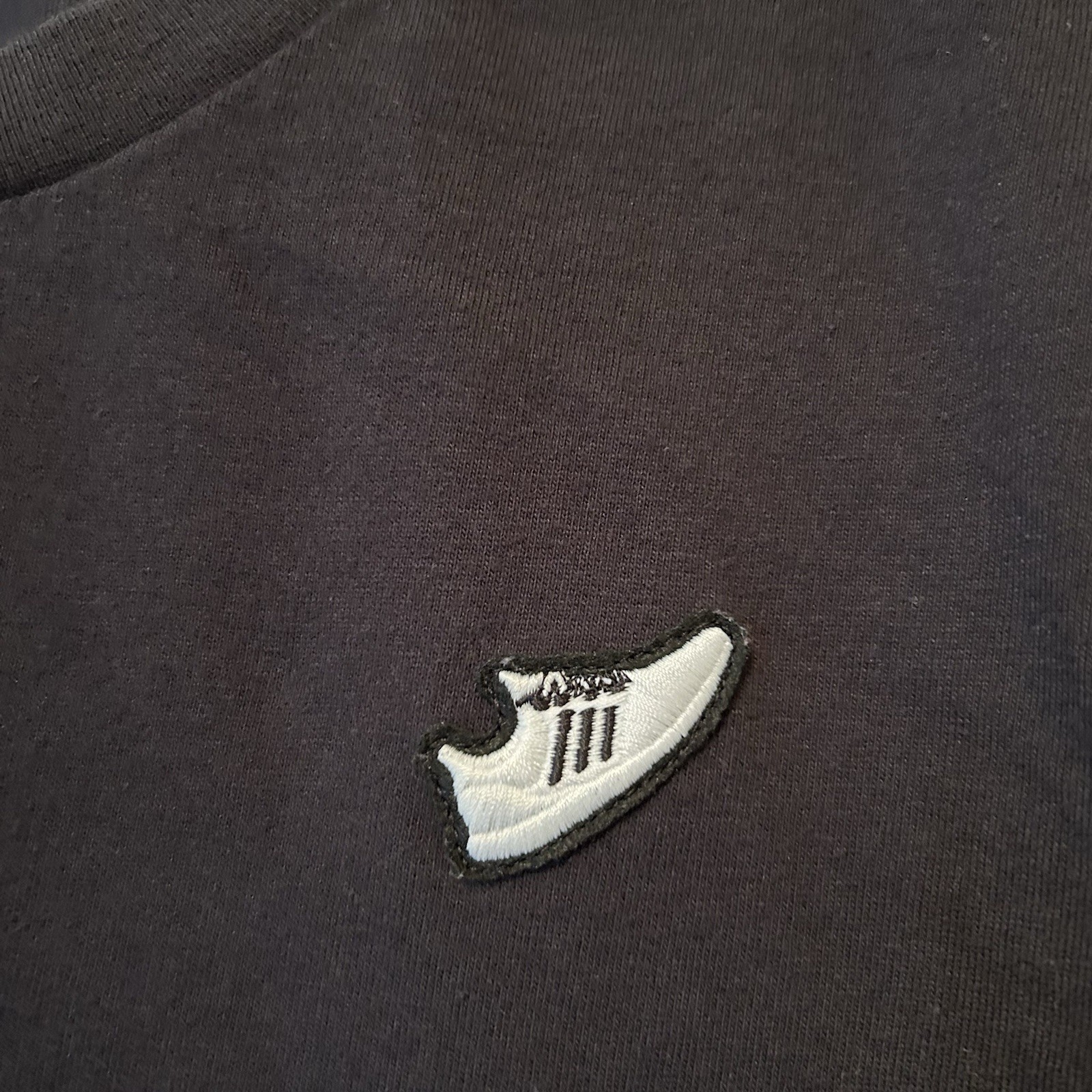 Adidas Undeniable Sneaker Shirt Large Black Embroidered BG34 gallery