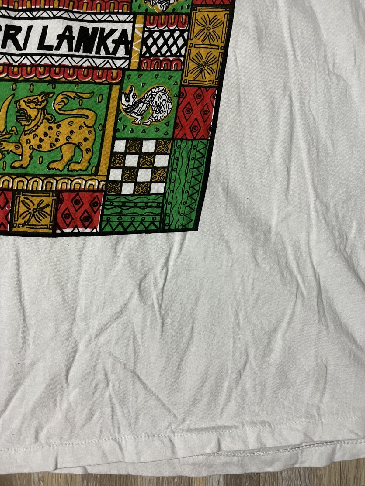Vintage 90s Sri Lanka Art Tee White T-shirt Elephant Peacock Size Large M/L gallery