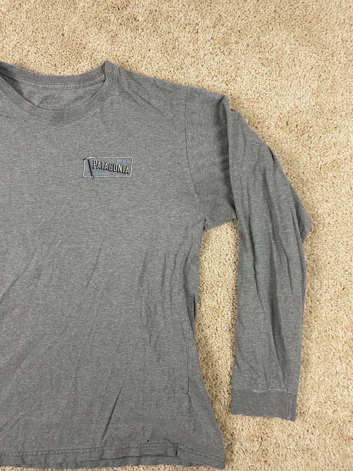 Patagonia T-Shirt Mens Size 40 Regular Fit Crew Neck Cuff Long Sleeve Logo Gray gallery