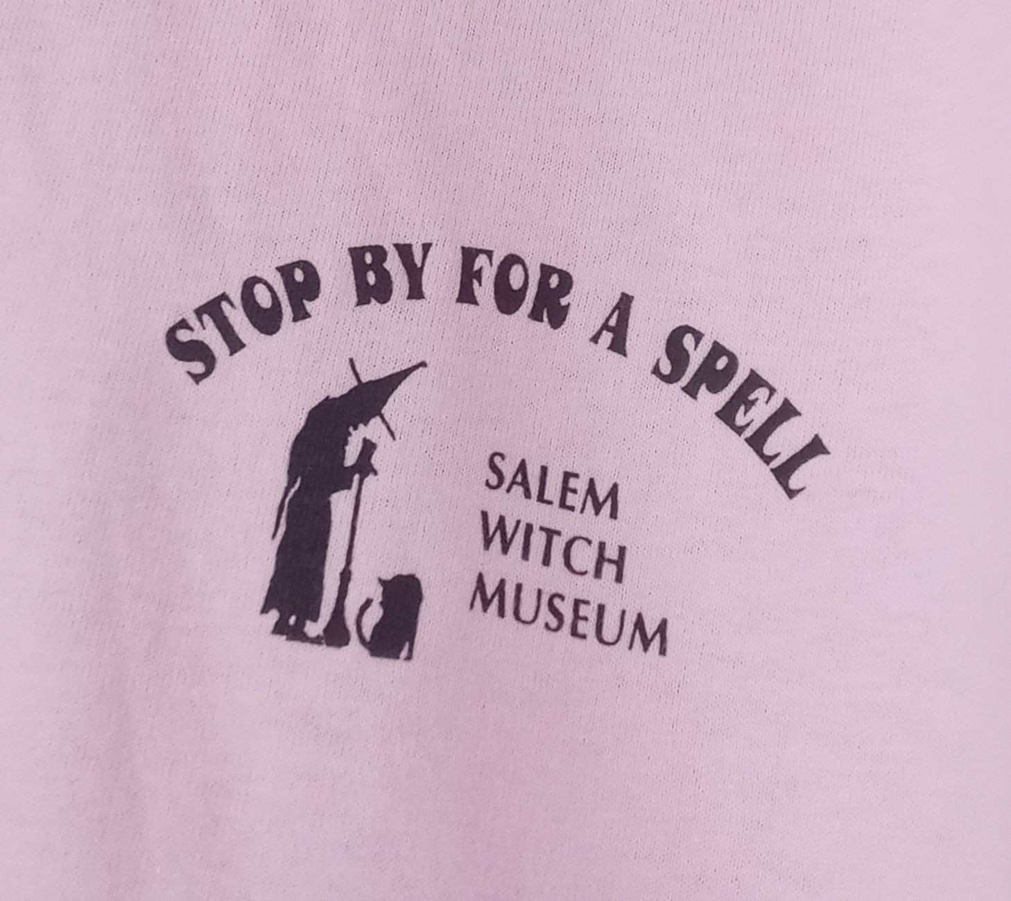 NEW VTG SALEM WITCH MUSEUM FUN PINK T SHIRT “SIT FOR A SPELL” LARGE 100% COTTON