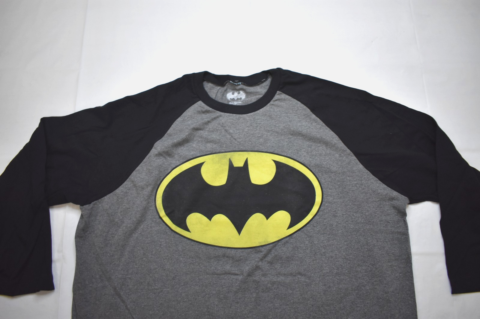 Batman 2-Tone Mens Heather Gray And Black 3/4 Sleeve Raglan Shirt NWT XL gallery