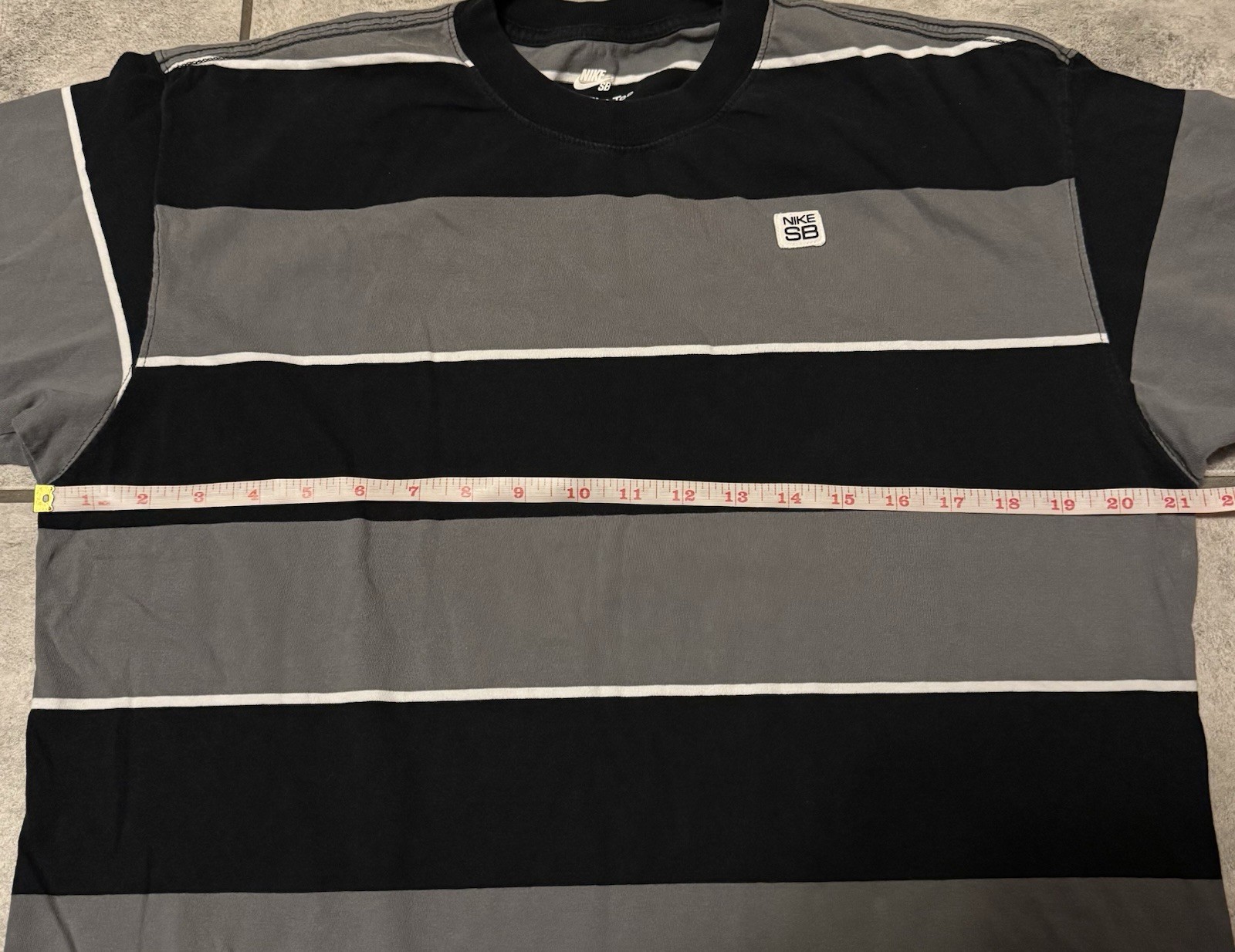 Nike SB Striped T-Shirt Size Medium Loose Fit gallery