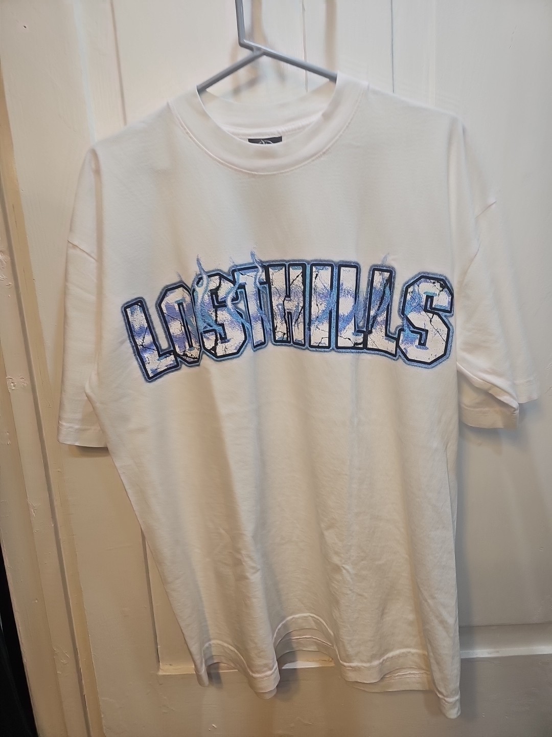 LOST HILLS LOGO FRONT AND MIRROR STYLE LOGO BACK WHITE MEN'S LG (OS) FIRE 🔥 🔥 gallery