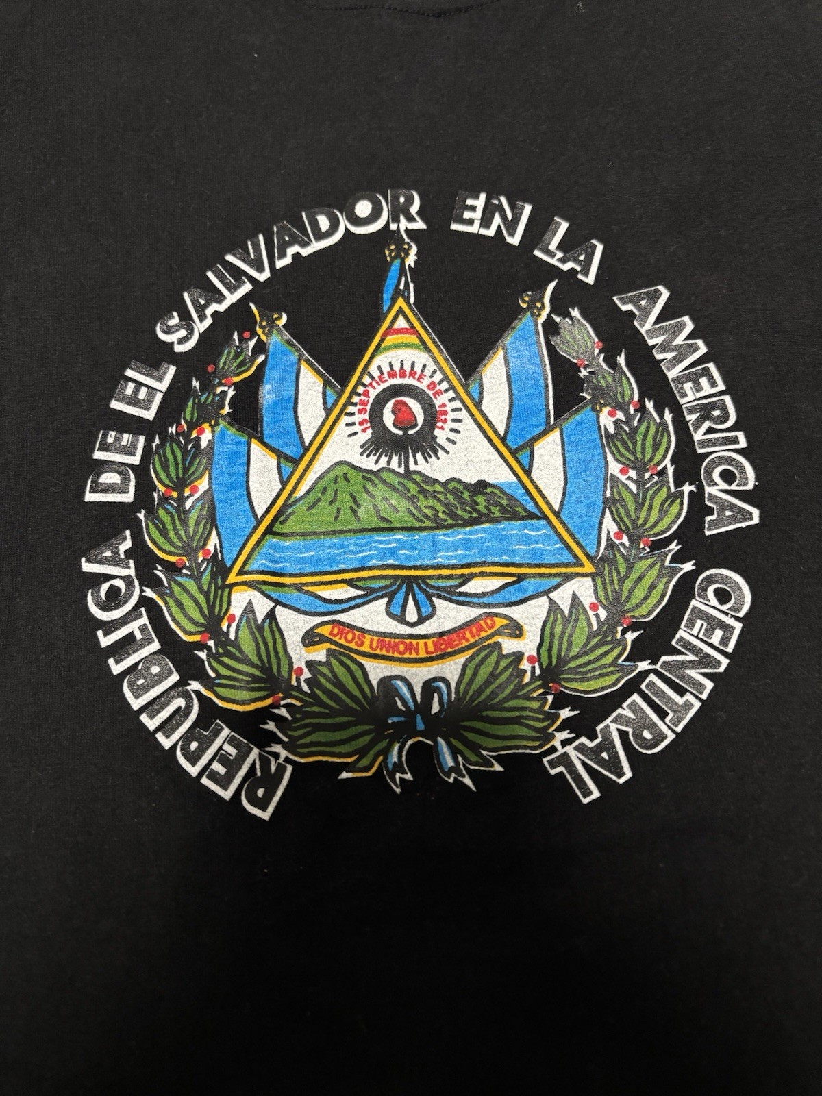 Vintage El Salvador Coat of Arms Souvenir T-Shirt Size M Travel Vacation Flag gallery