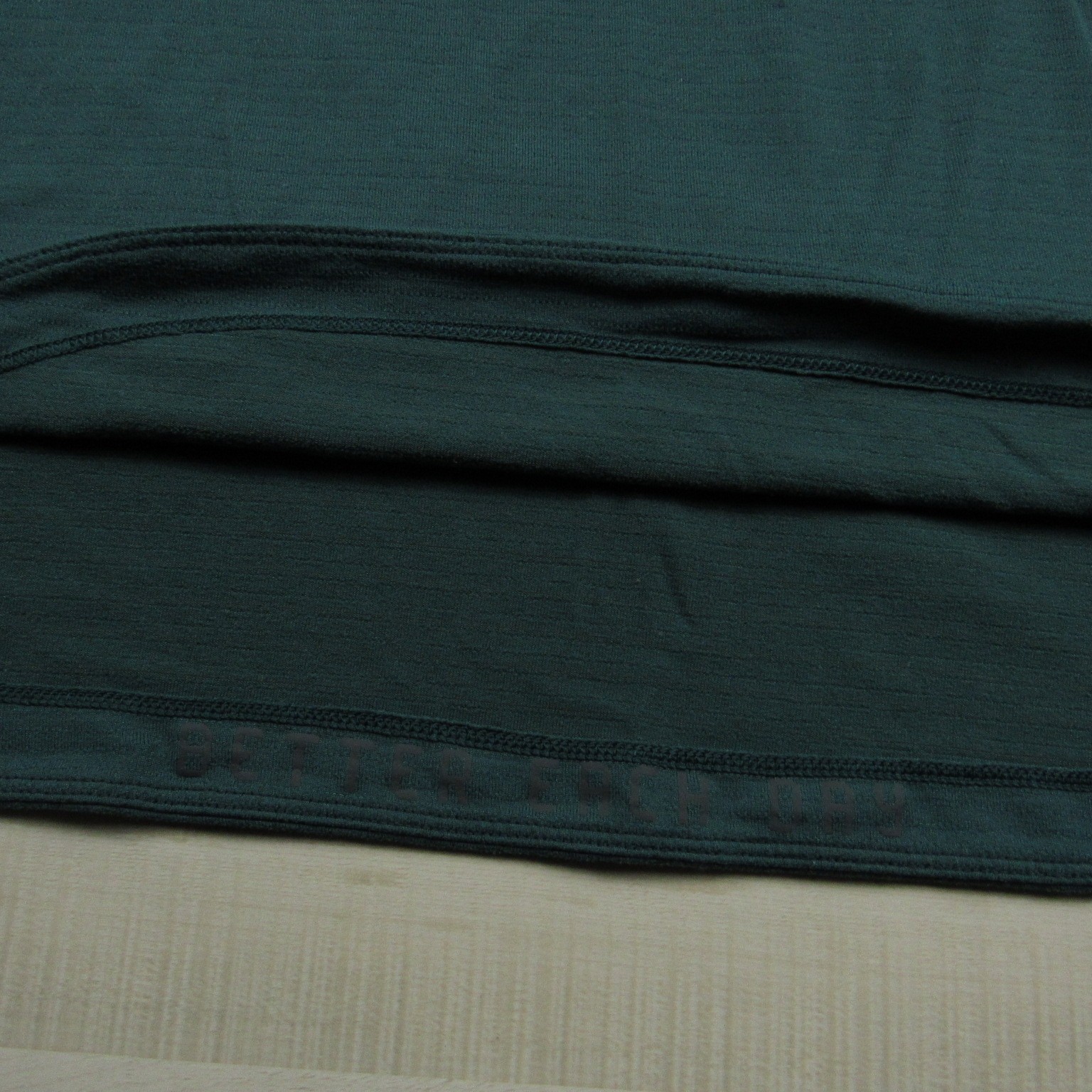 Lululemon Shirt Mens Extra Large Green Long Curved Hem Tech Performance Stretch gallery