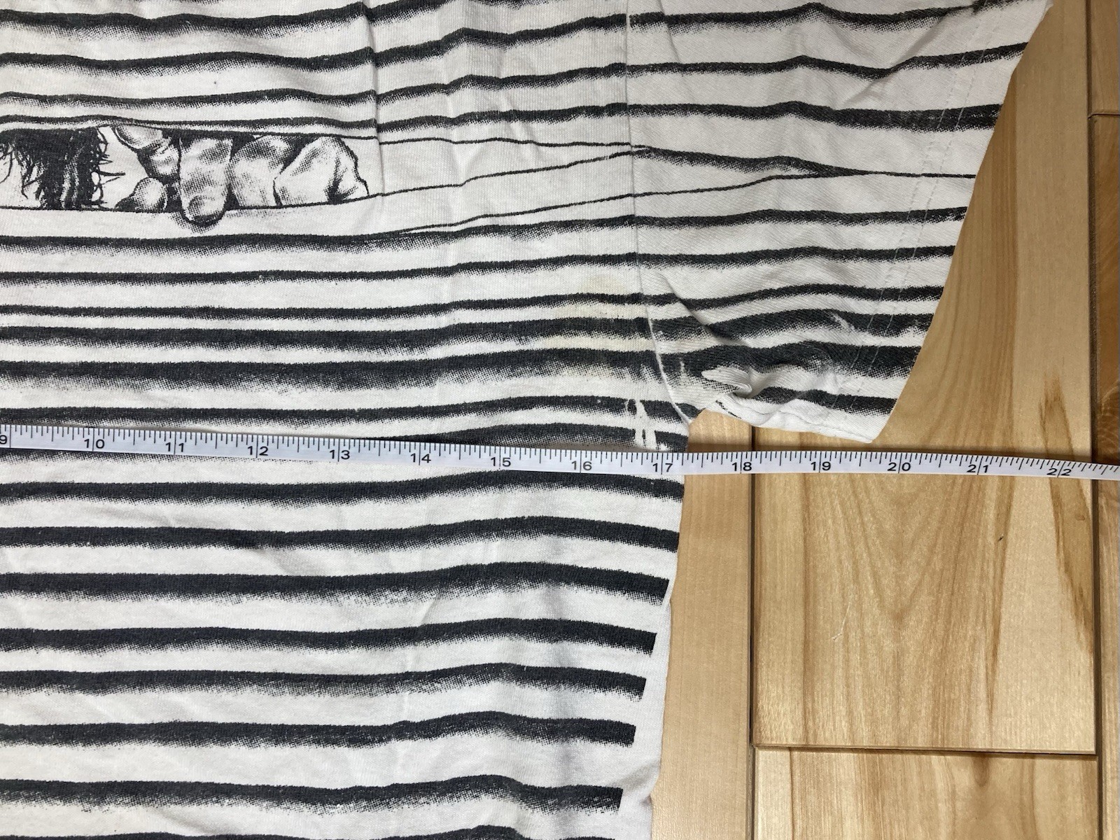 2000s Peeking Through The Blinds Graphic Tshirt Small gallery