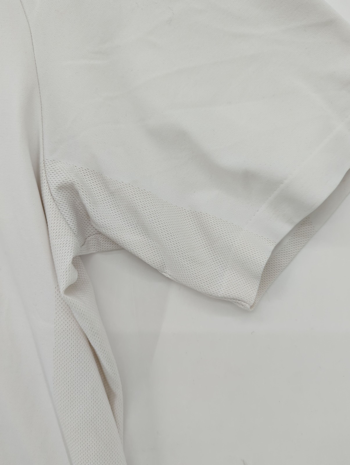 Uniqlo Men's T-Shirt M White Polyester with Polyamide Basic gallery