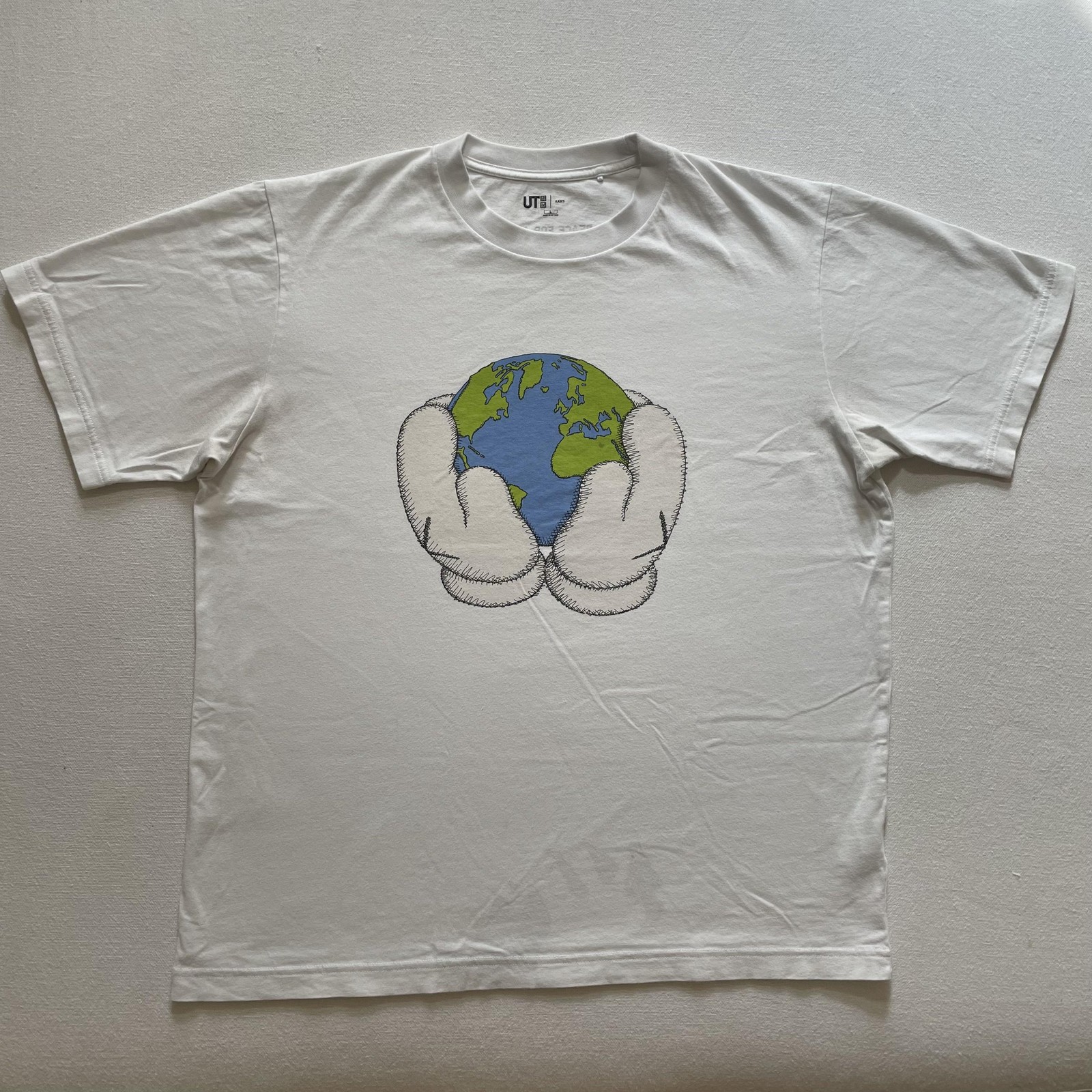 KAWS x Uniqlo Shirt Mens Large White Peace For All Globe Hands Graphic Tee UT gallery