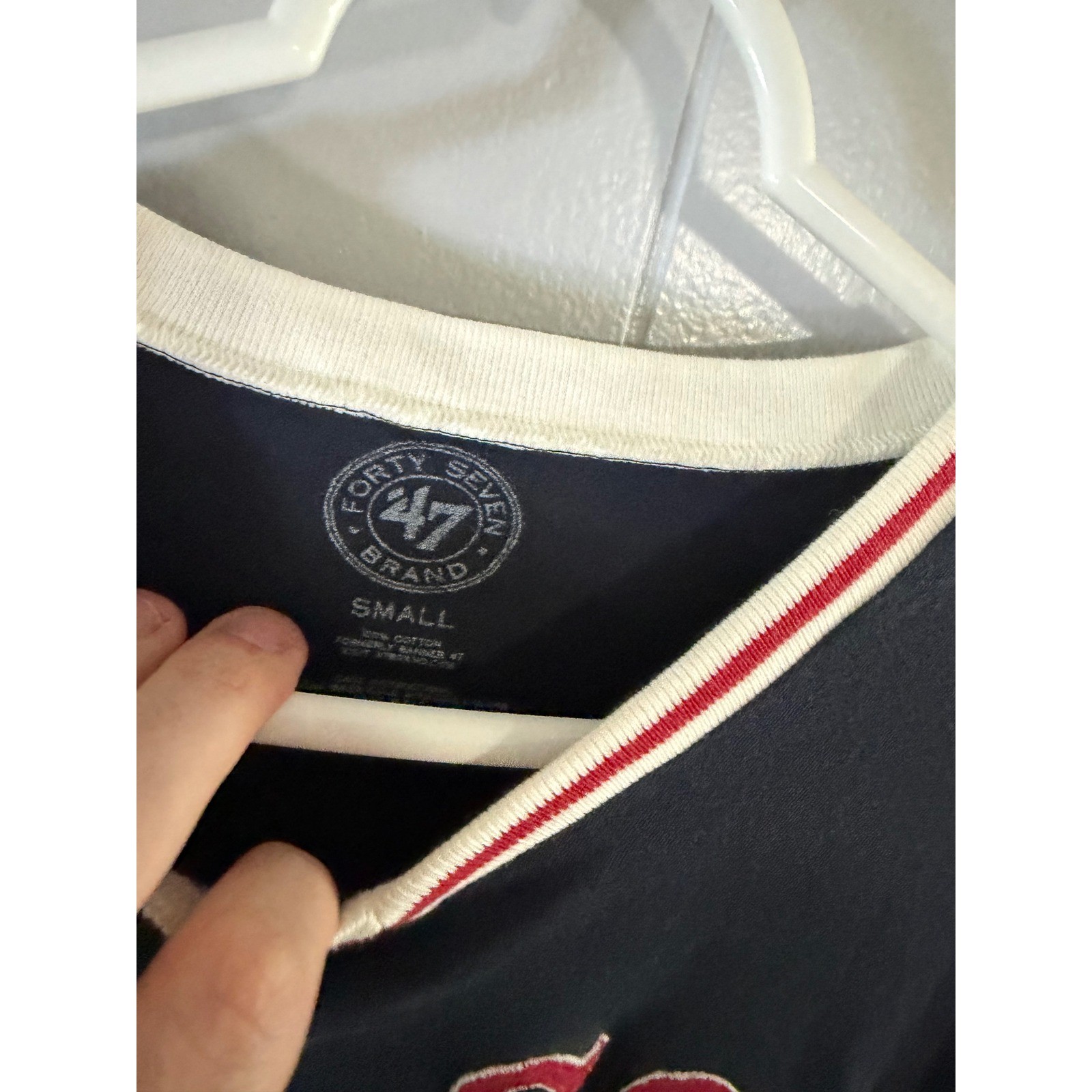 47 Brand T-Shirt Mens Small Navy Blue Boston Red Sox V-Neck Striped Collar gallery