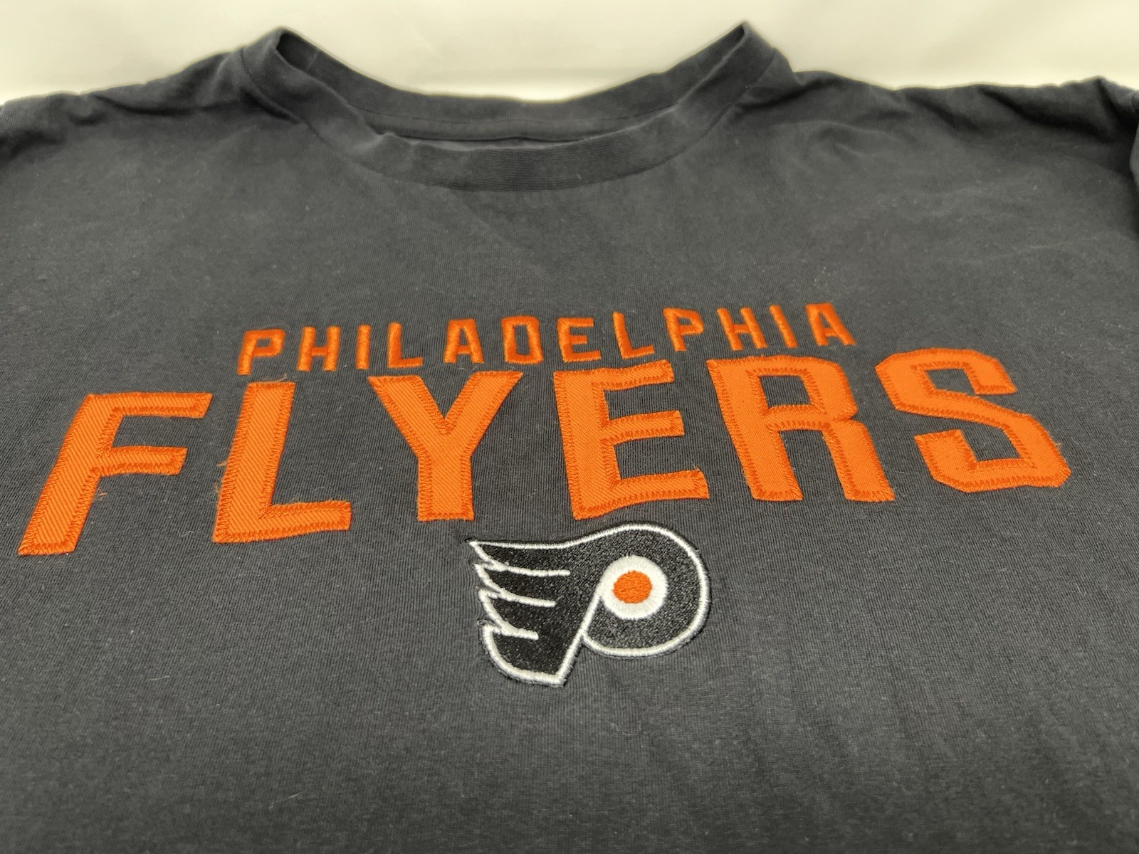 Philadelphia Flyers NHL Hockey Pro Player Sports Tee Embroidered Logo Men's XXL gallery