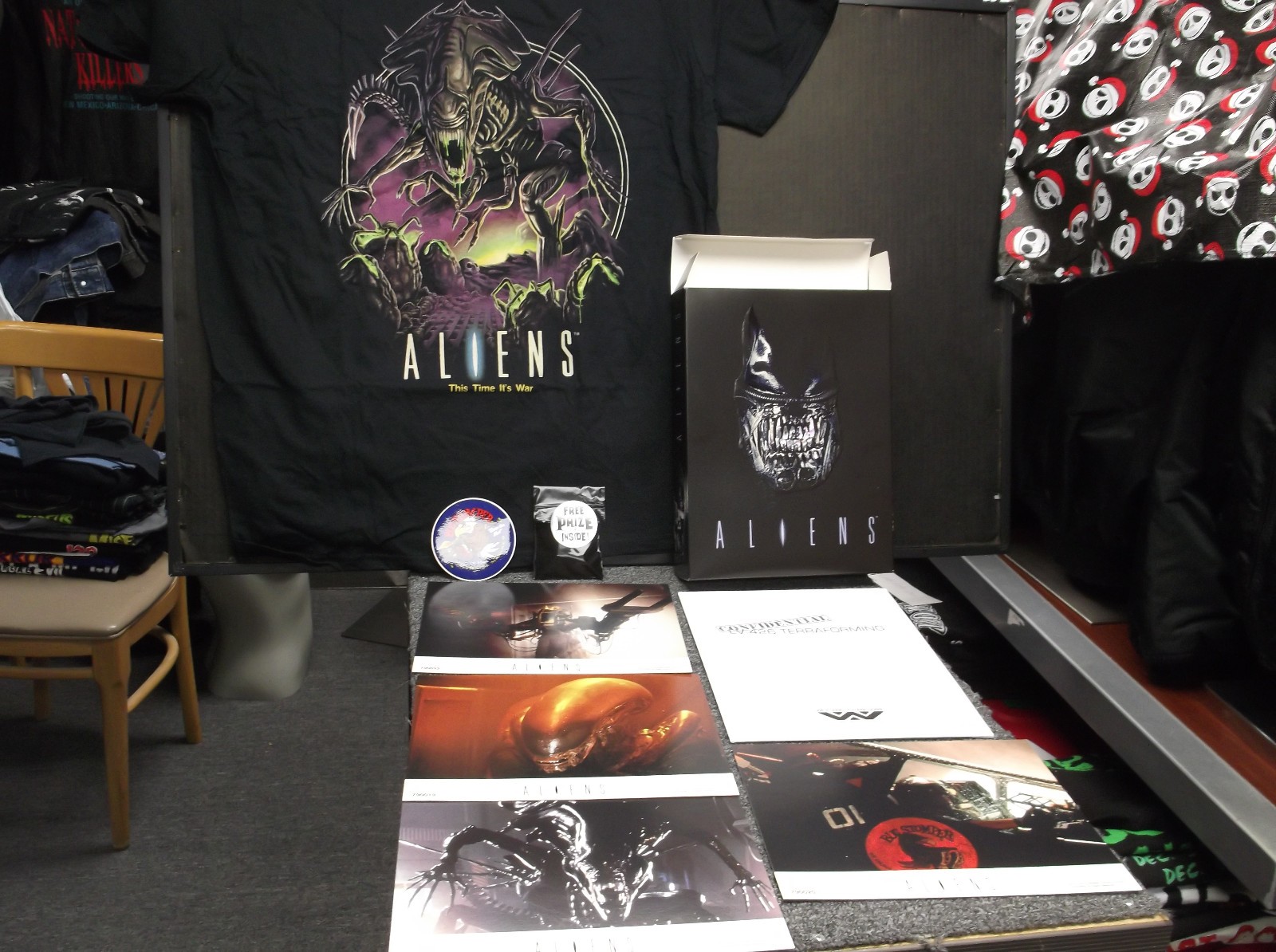 Fright Rags Aliens XL Shirt Box Set with Lobby Cards, Sticker, Weyland Folder