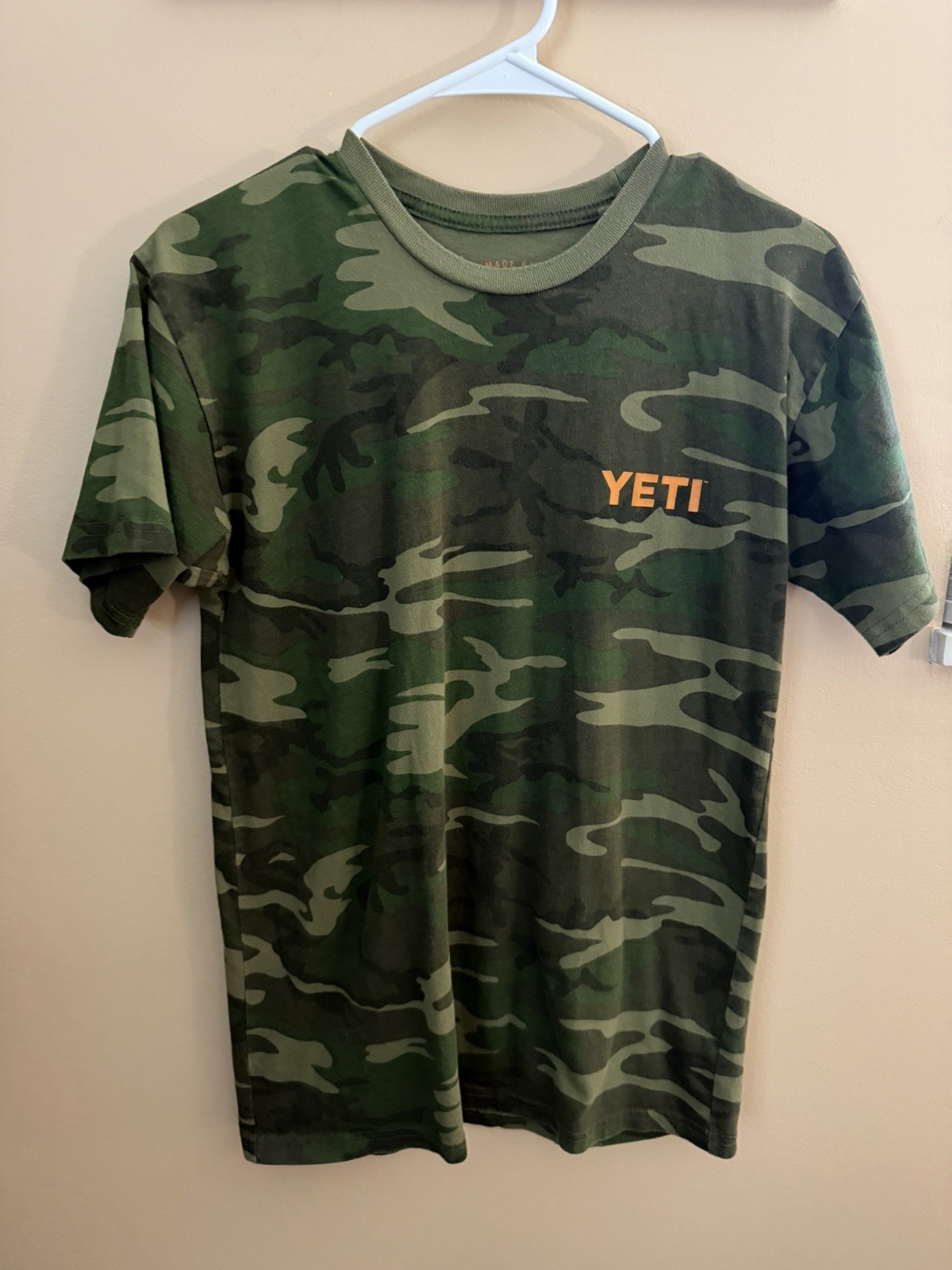 YETI Men’s Green Camo Logo Graphic Crew Neck Short Sleeve Cotton T-Shirt S