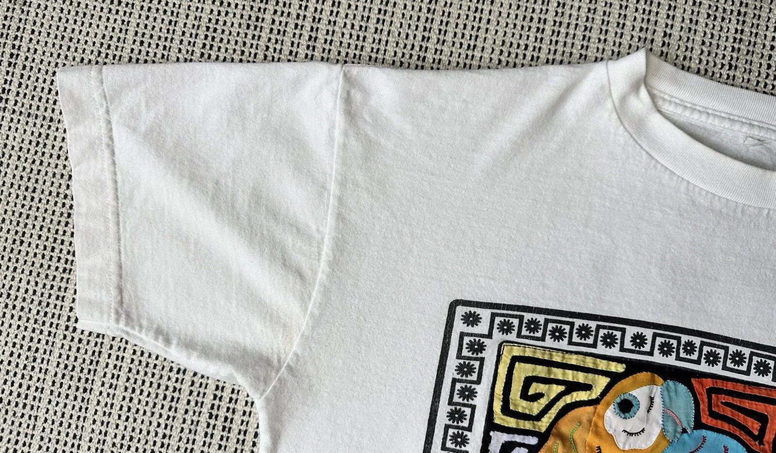 Costa Rica Medium White T Shirt Hand Made Sewn Quilted Parrot Design Appliqué gallery