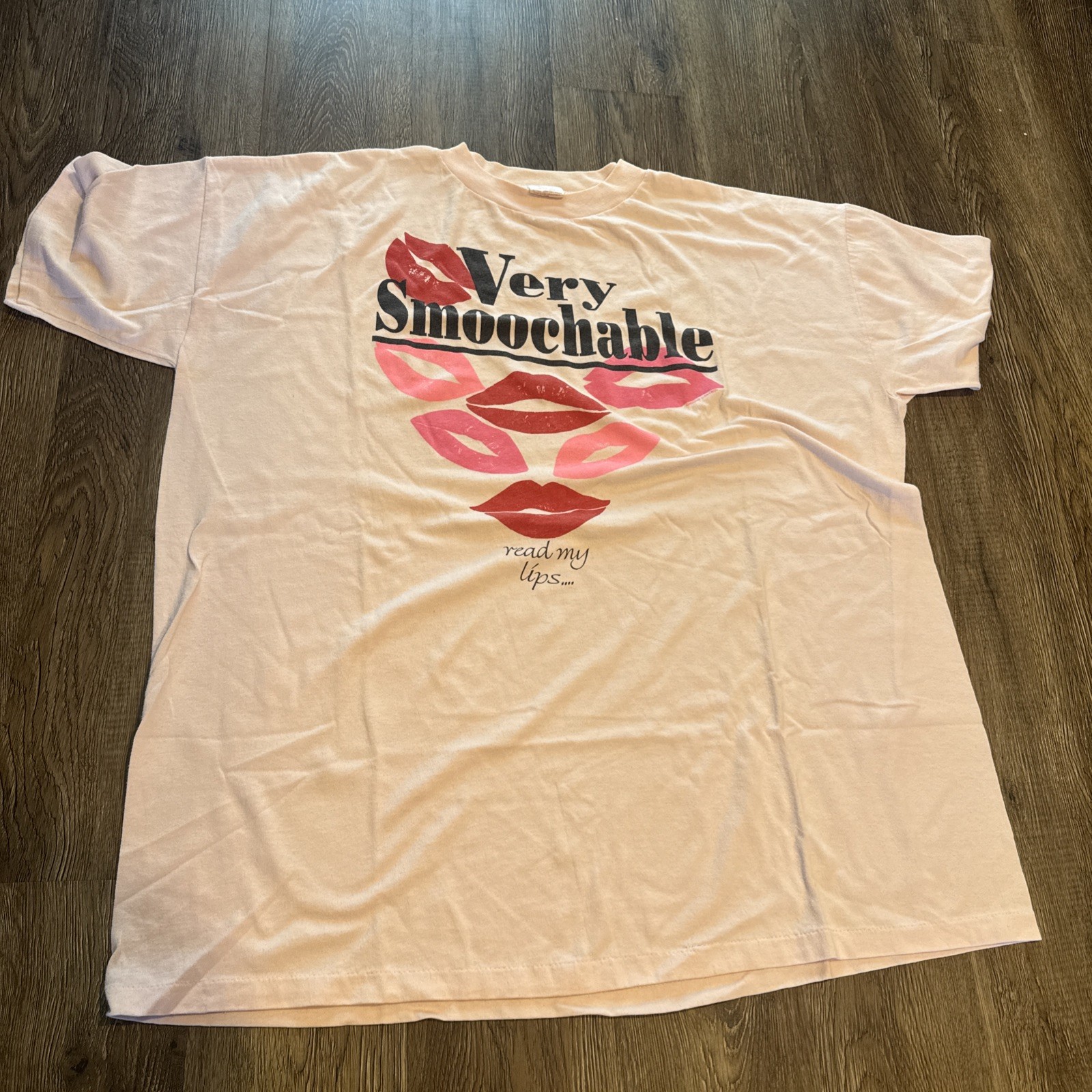 VTG 90s Pink “VERY SMOOCHABLE READ MY LIPS” T-Shirt Single Stitch OSFA