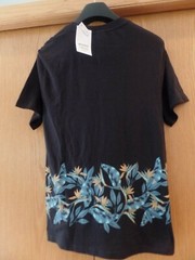 YOUNG MEN’S T-SHIRT, REVERSE THREADS, BLACK W/LOWER GRAPHIC, NEW, SIZE M