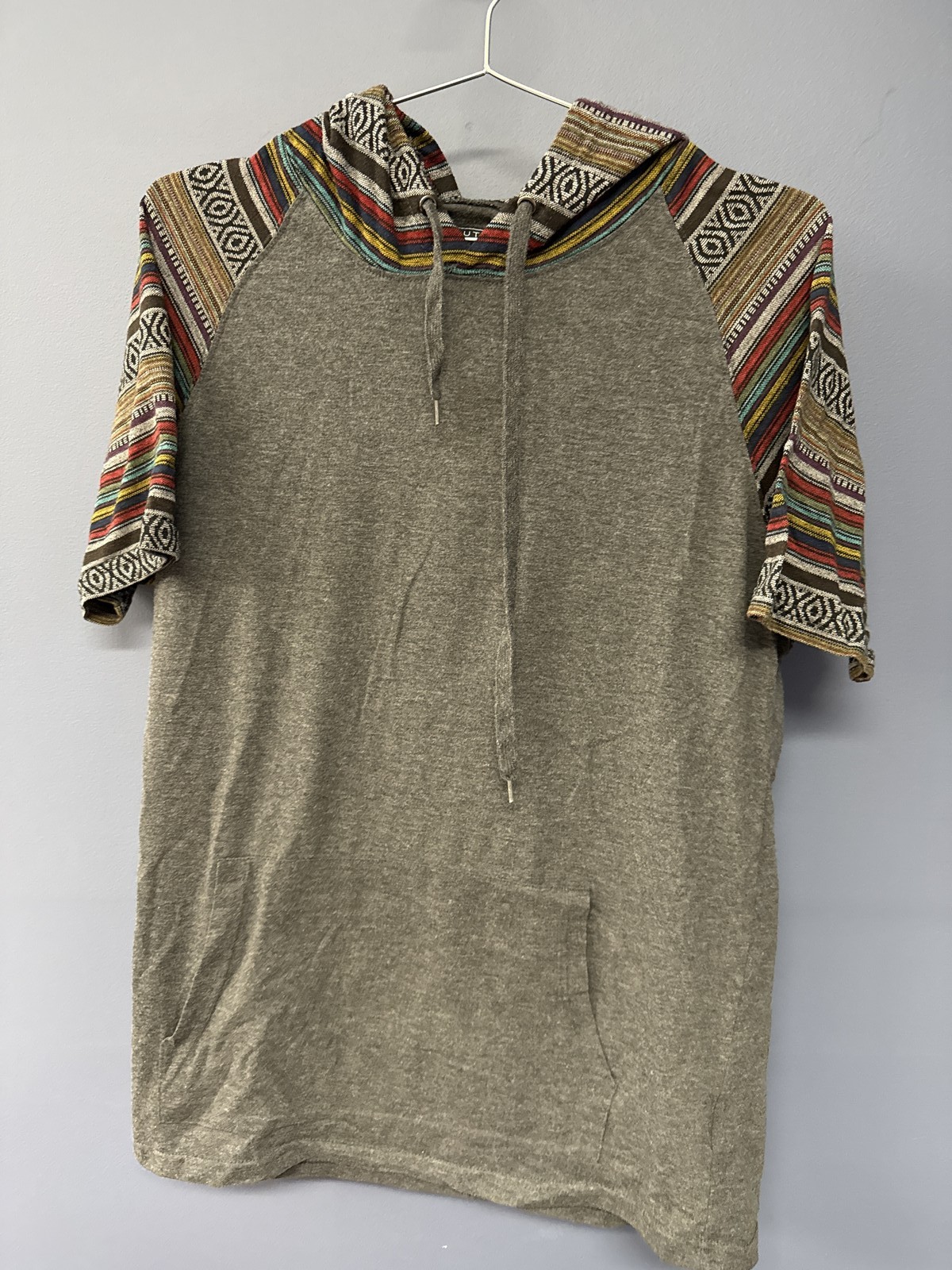 Beautiful Giant Baja Style Short Sleeve Hoodie Gray Multicolor Trim Size L