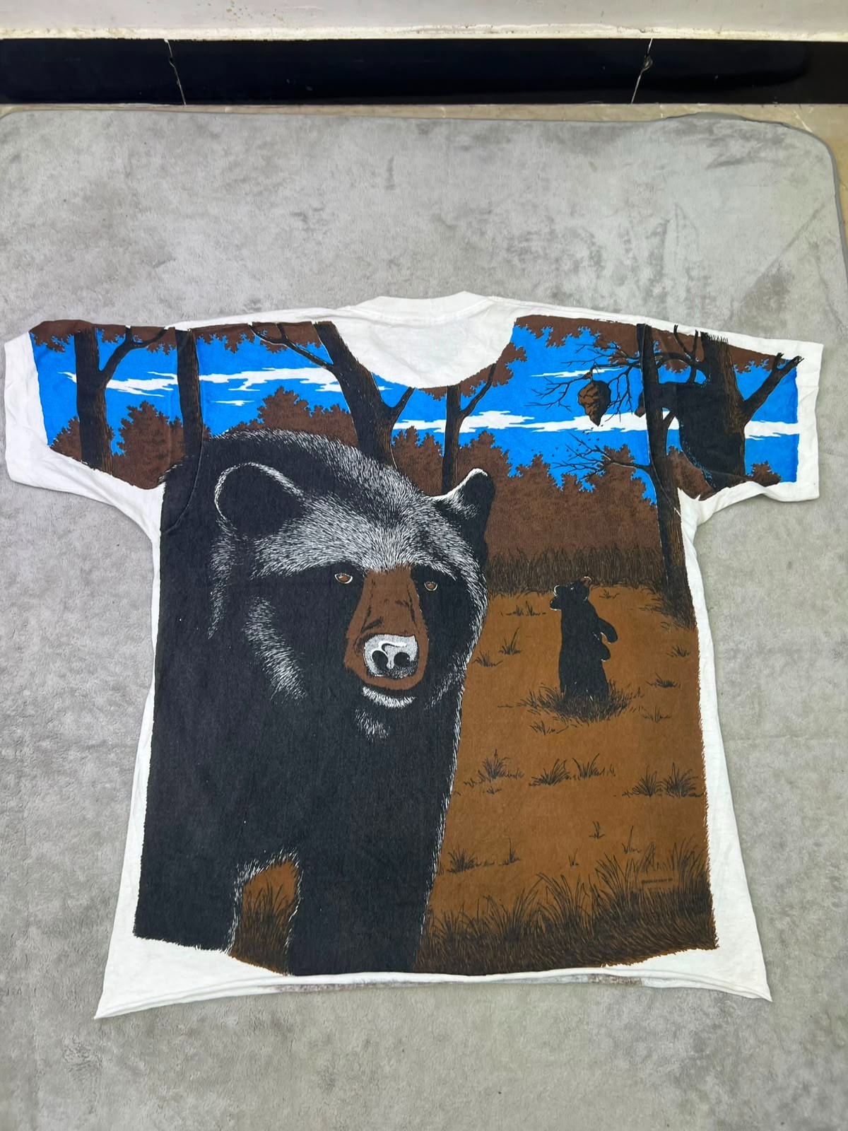Vintage 1991 Bear Nature Wildlife All Over Print Tee XL gallery