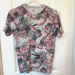 Free Planet Tropical Palm Leaves Graphic T-shirt Size S Crew Neck Basic Tee Top