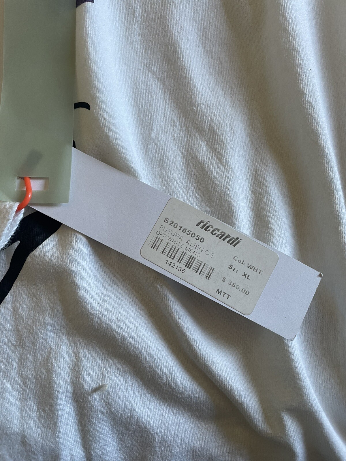 "MAIN LABEL" Off-White Alien Design T-Shirt gallery