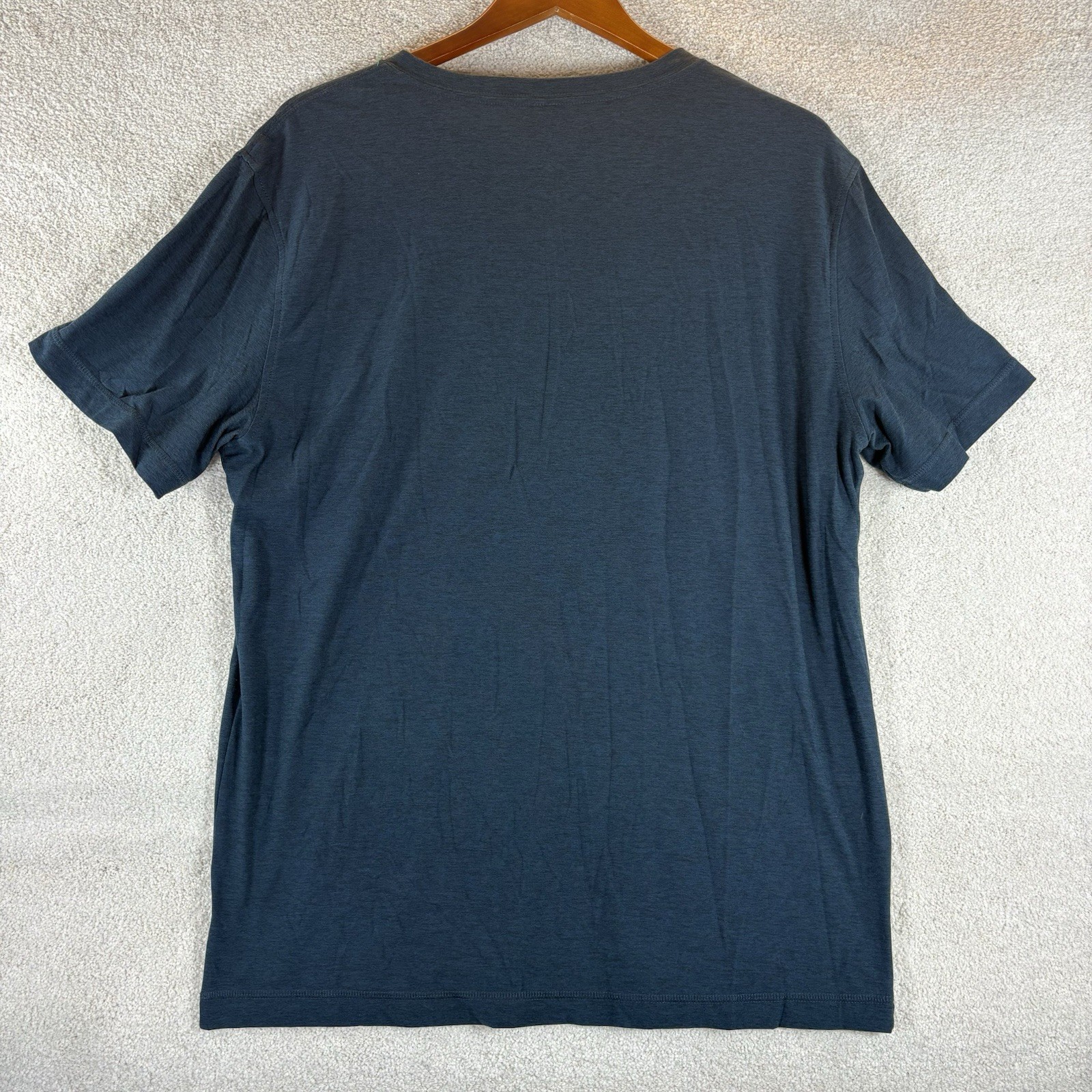 Vuori Mens Strato Tech Tee Size X-Large Navy Heather V Neck T-Shirt Gym Running gallery