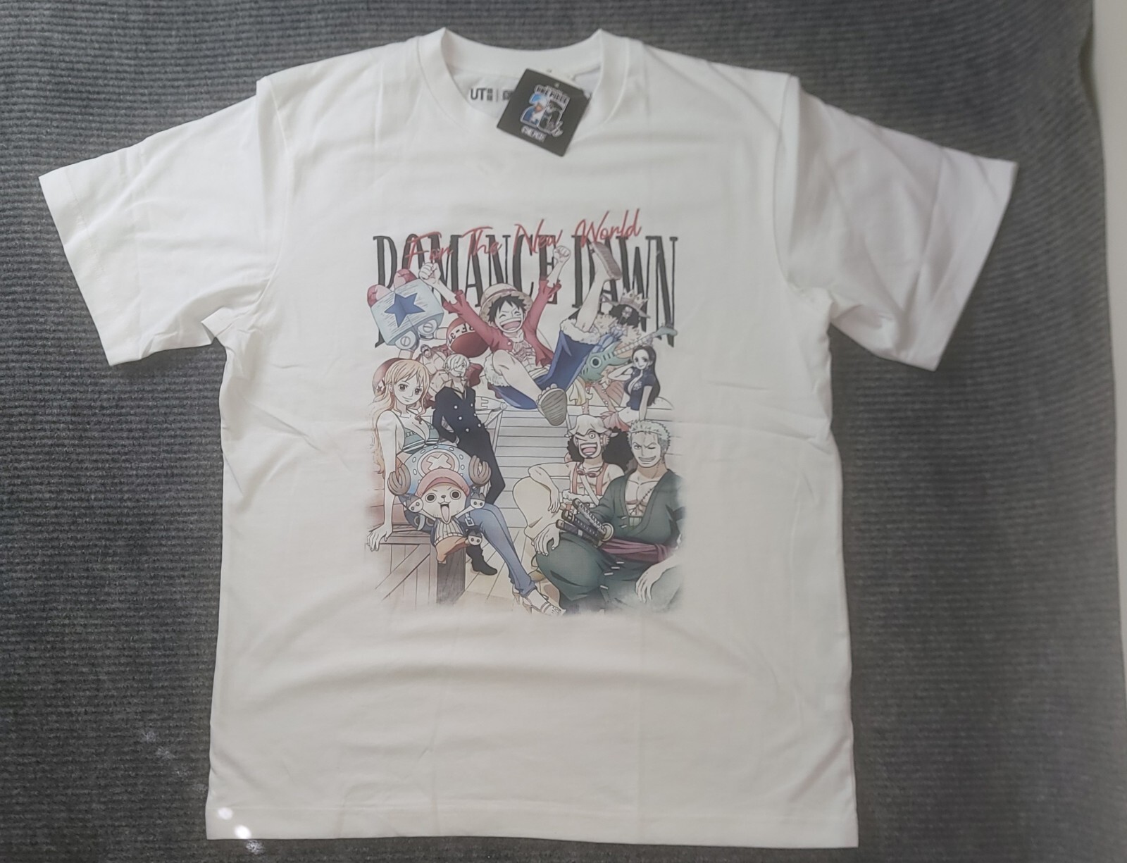 Uniqlo UT One Piece Crew Luffy Zoro Robin Chopper T Shirt Size XL Anime Manga