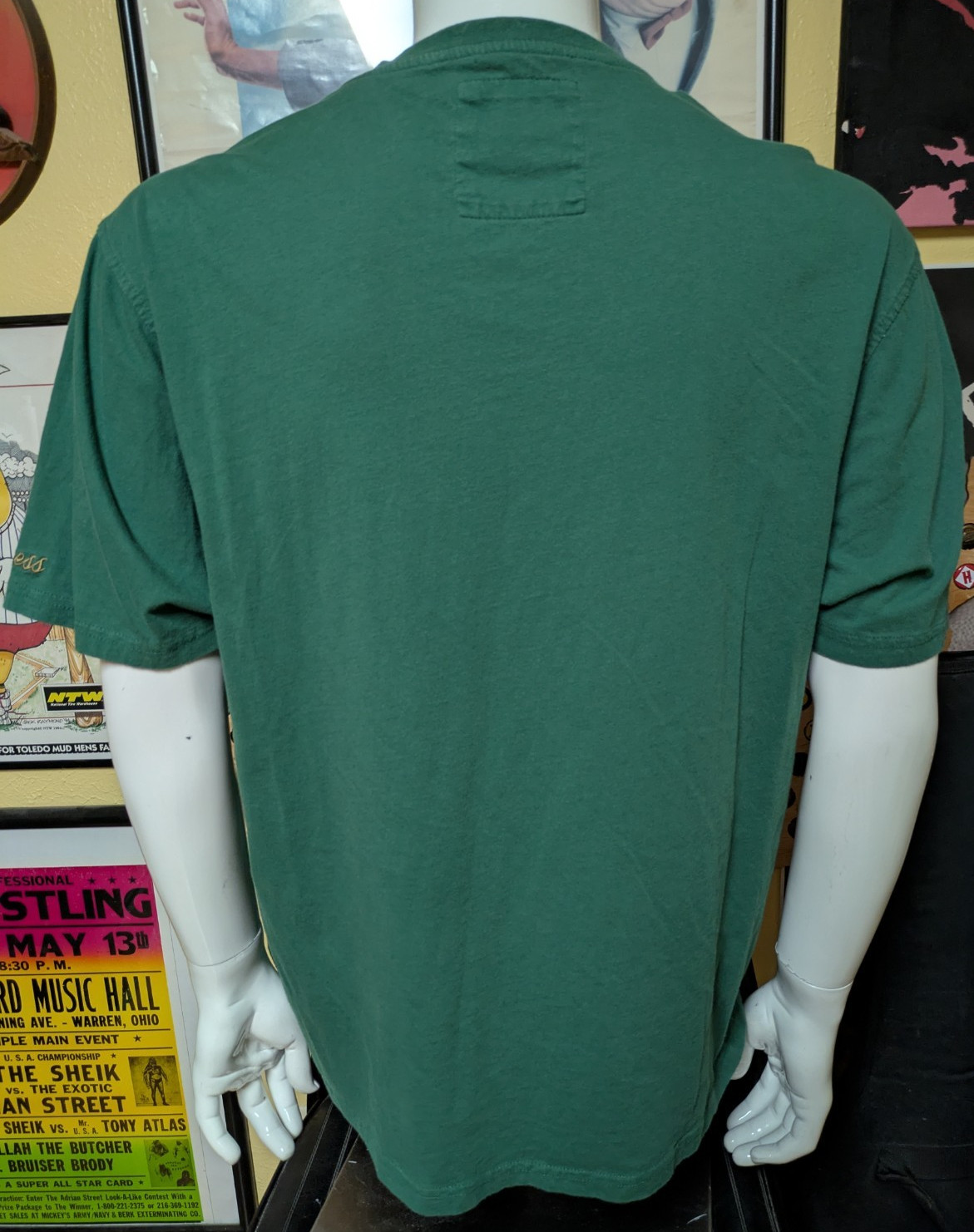 Guinness Red Jacket Quilted Logo T Shirt Irish Stout Beer 2XL XXL Medieval Rugby gallery