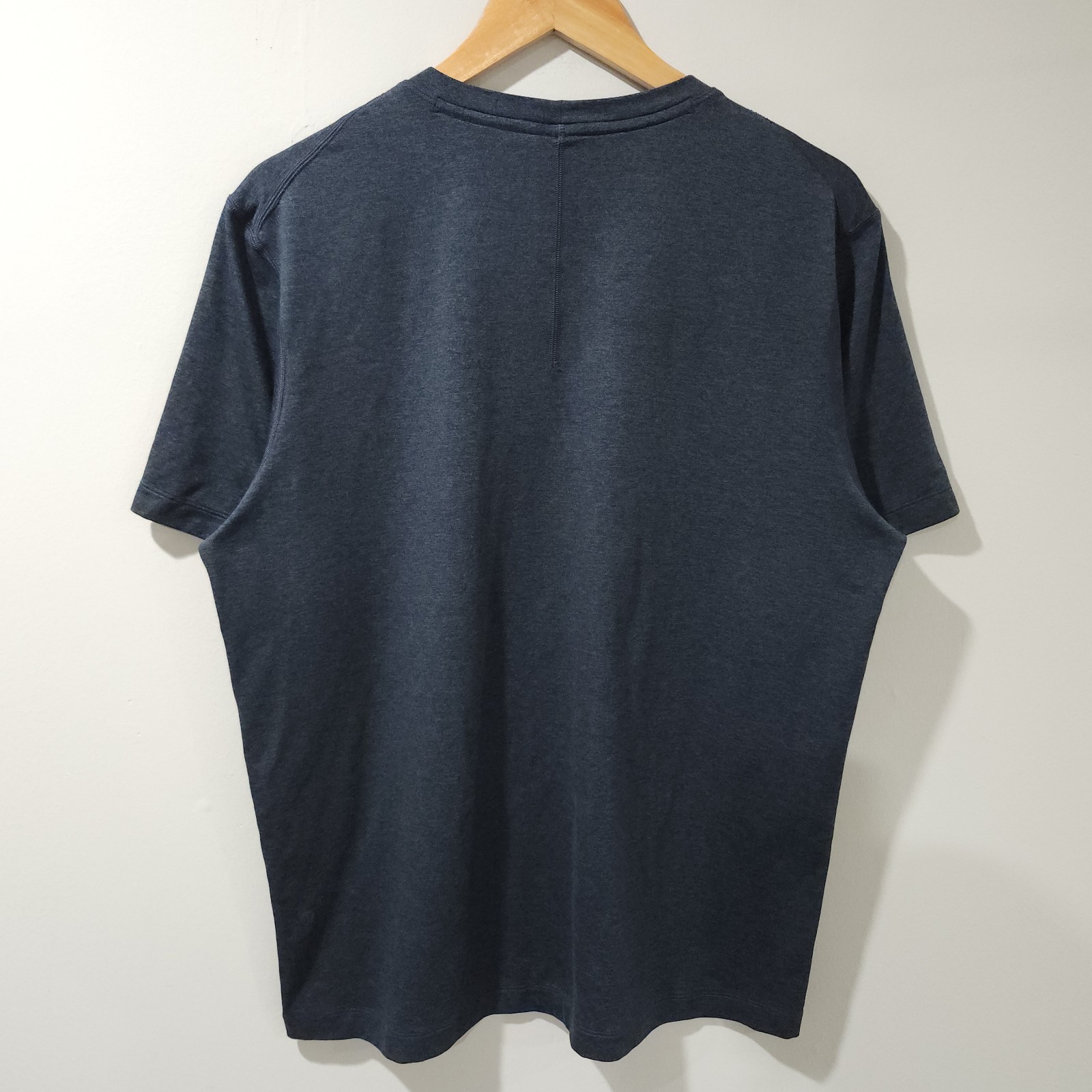 Lululemon 5 Year Basic Tee Shirt Stretch Performance Gym Exercise Athleisure gallery