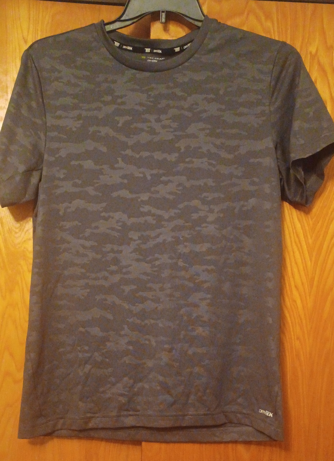 Men’s Tek Gear DryTEK T-Shirt– Size Medium- Gray W/cammo Print- Exc Condition!