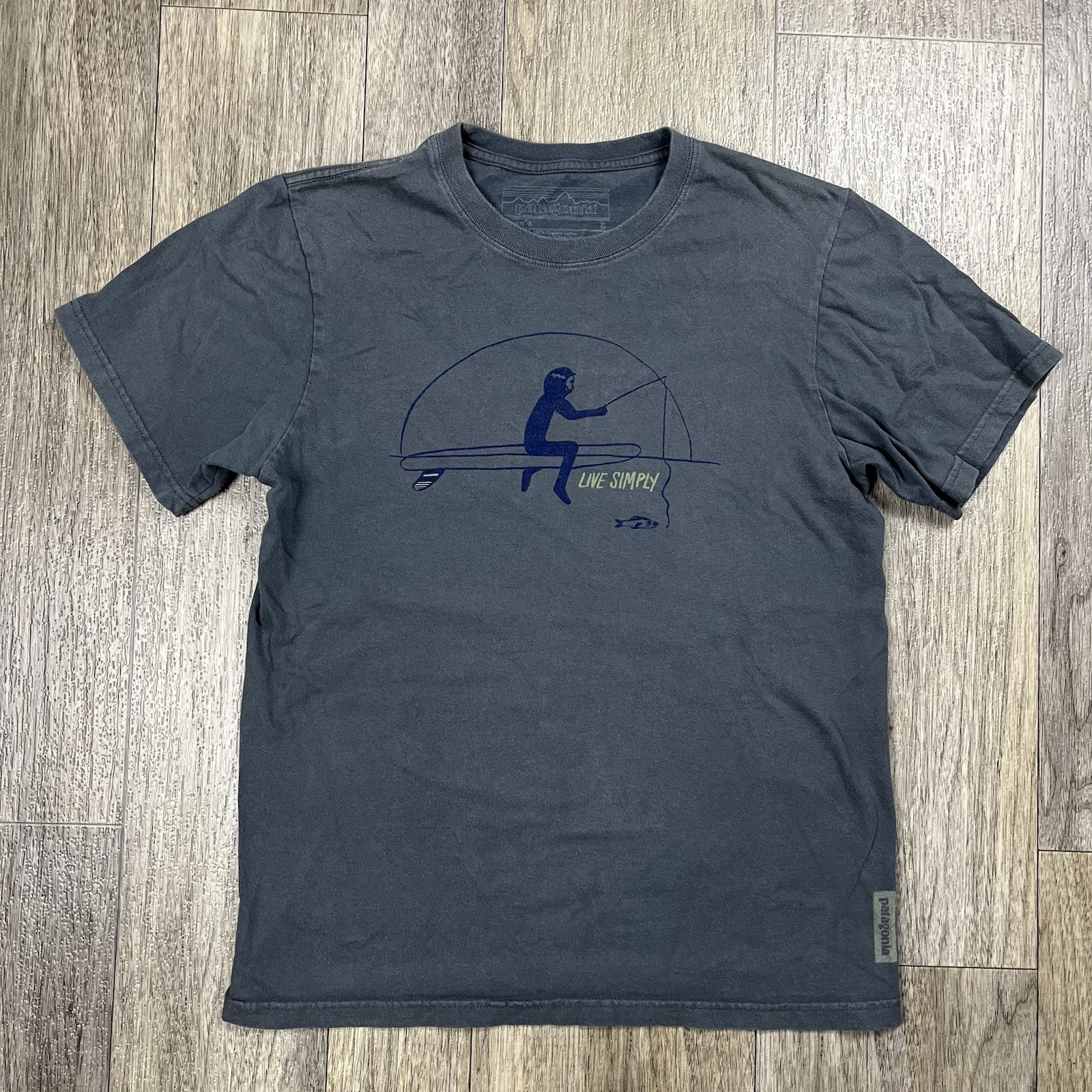 Patgonia Live Simply Short Sleeve Fishing Surfboard T Shirt Men's Small Gray gallery