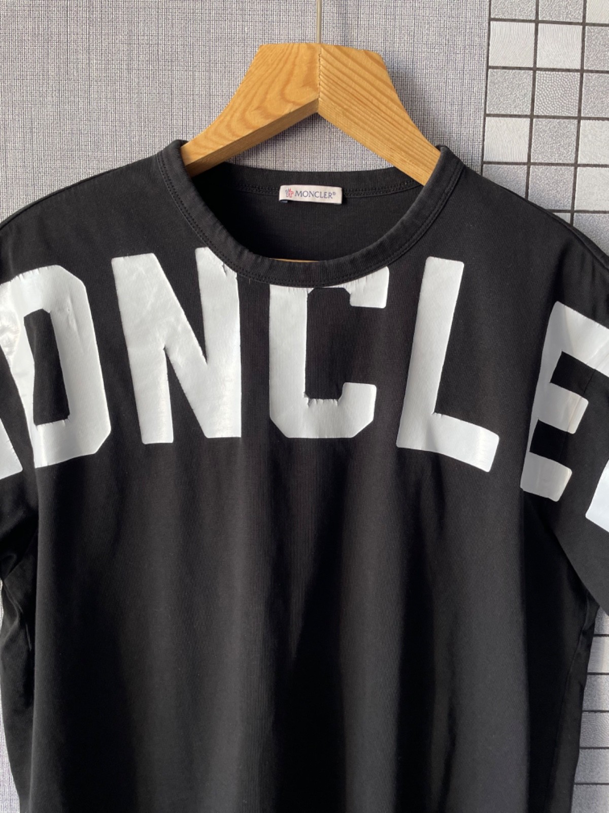 Moncler T shirt Bold Logo Tee Black Size (L) gallery