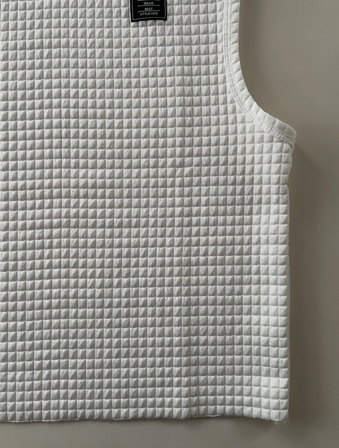 Men's White Size L Quilted Textured Cut Off Crop Crewneck Sleeveless Muscle Tee gallery