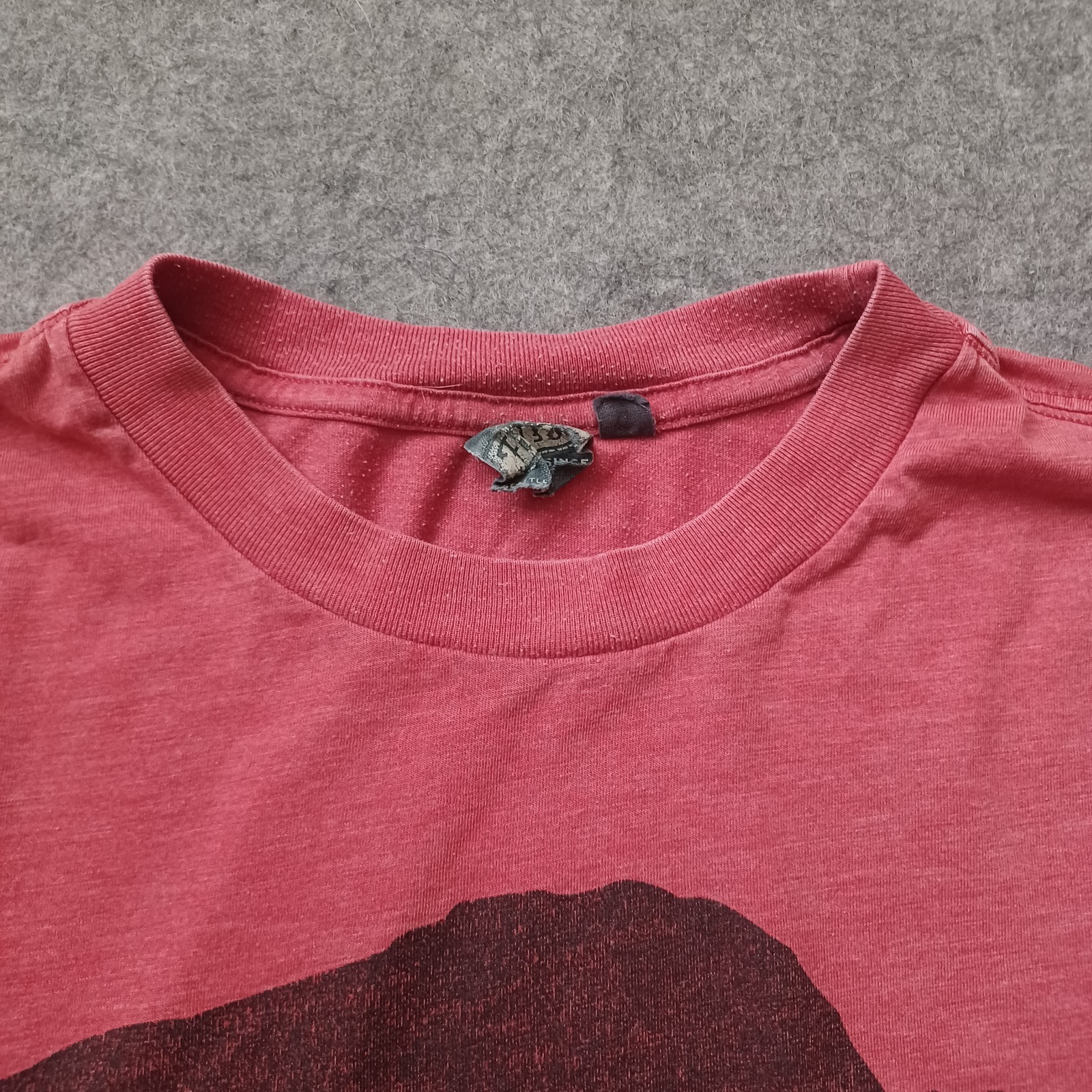 Vintage Filson Alaskan Outfitters T Shirt Mens Medium Cardinal Red Bison Logo gallery