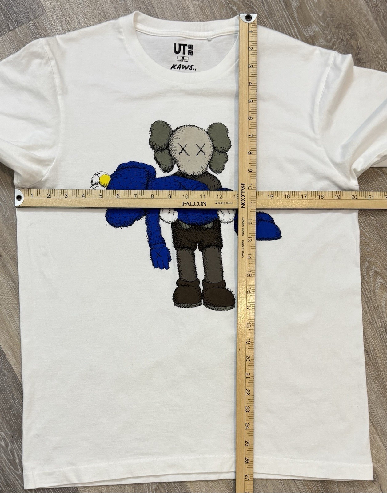 KAWS x Uniqlo Gone Tee Shirt Size Medium White Sesame Street Grover gallery