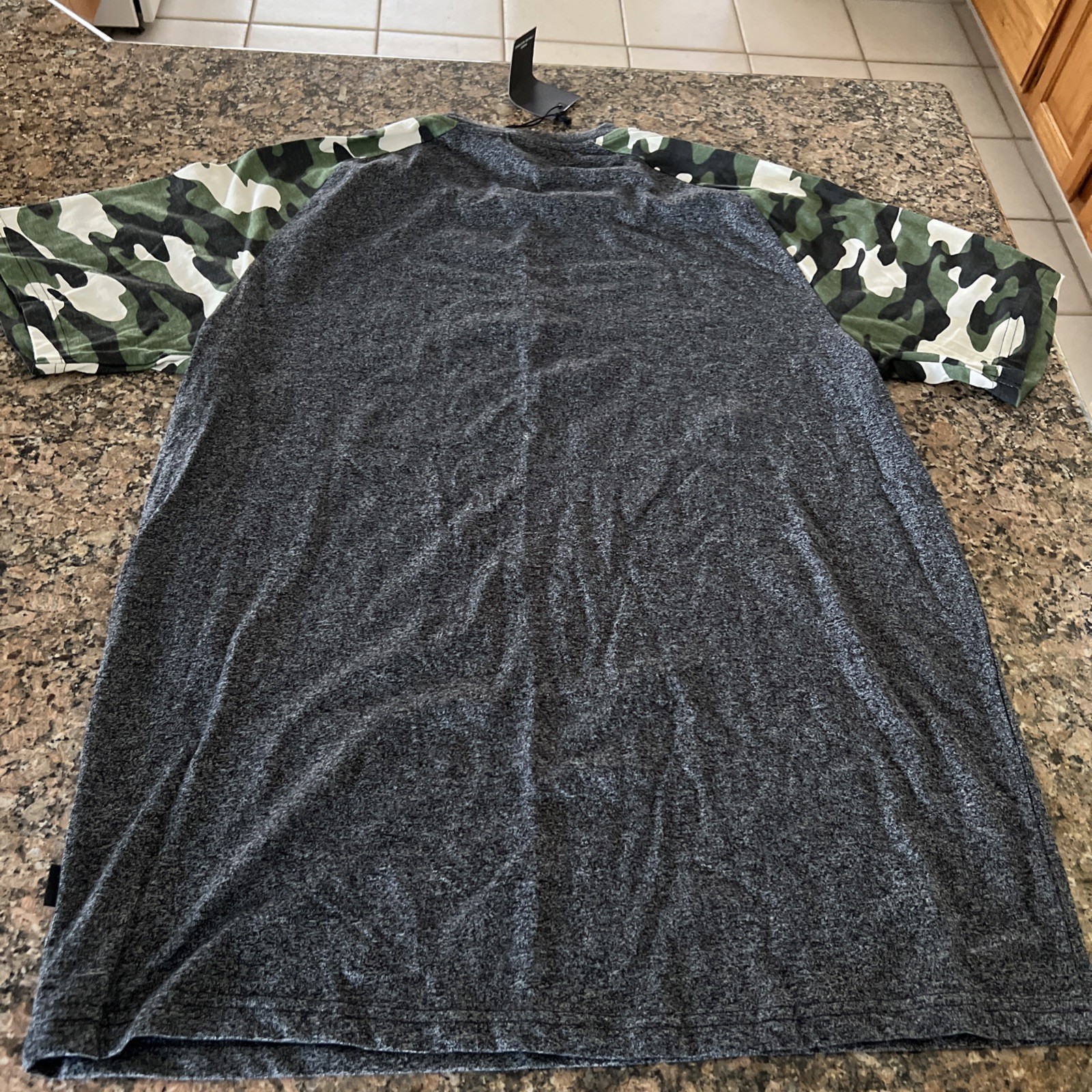 Men’s “LEGENDARY” Graphic T-Shirt – Camo Sleeves – Size XL gallery