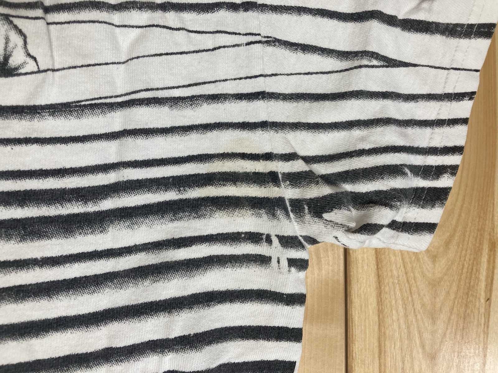 2000s Peeking Through The Blinds Graphic Tshirt Small gallery