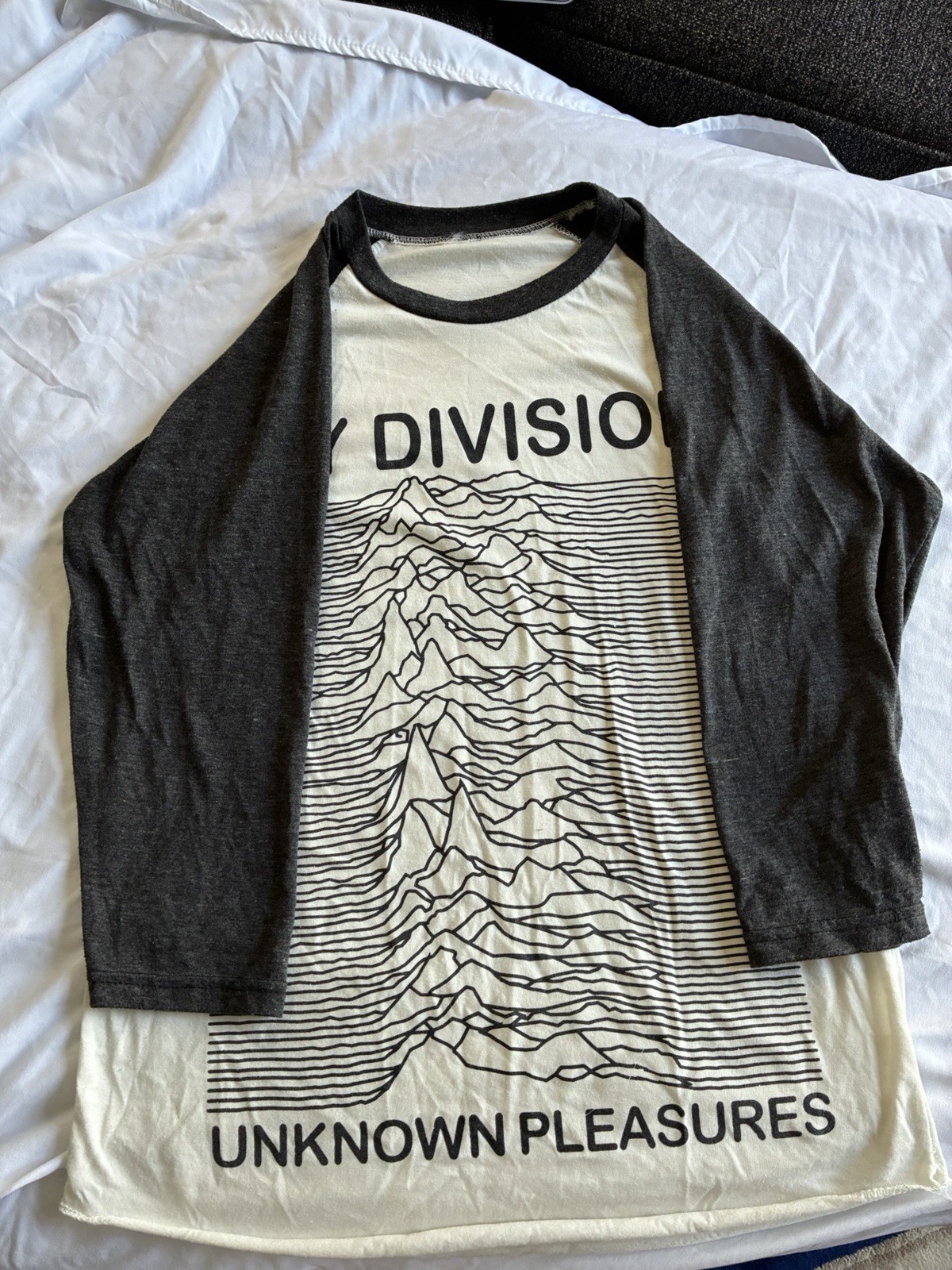 Joy Division 'Unknown Pleasures' Vintage T-Shirt Size Small (woman’s Medium) gallery