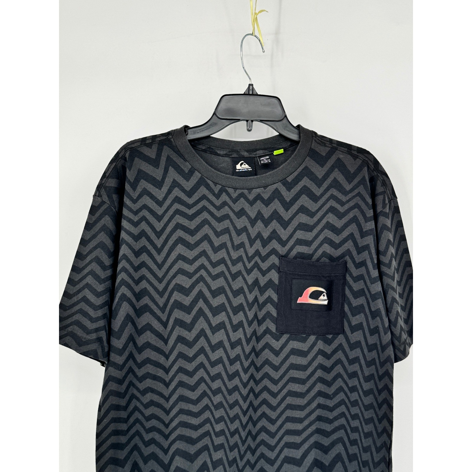 Quiksilver T-Shirt Mens XL Black Good Chevron Zigzag Pocket Logo Tee 2735 gallery