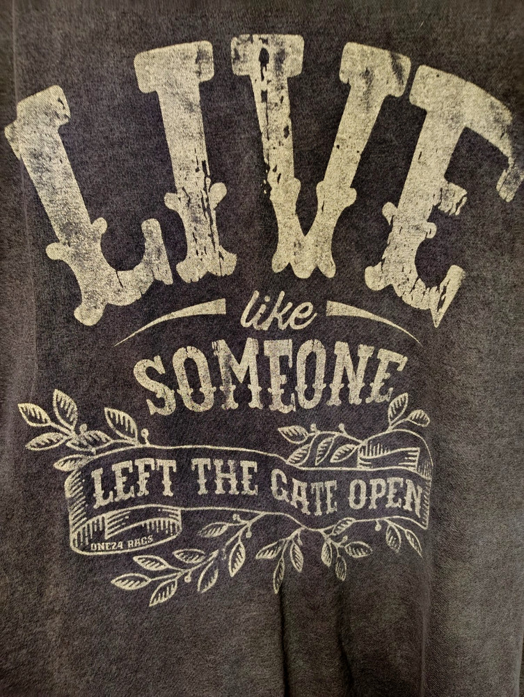 “Live Like Someone Left The Gate Open” Graphic Tee 2XL Gray Distressed Wash