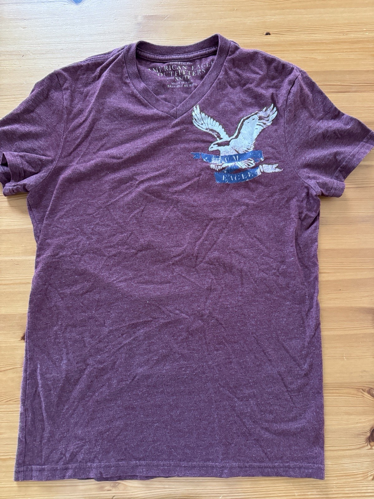 American Eagle Men’s Athletic Fit V-Neck Graphic T-Shirt XS Burgundy