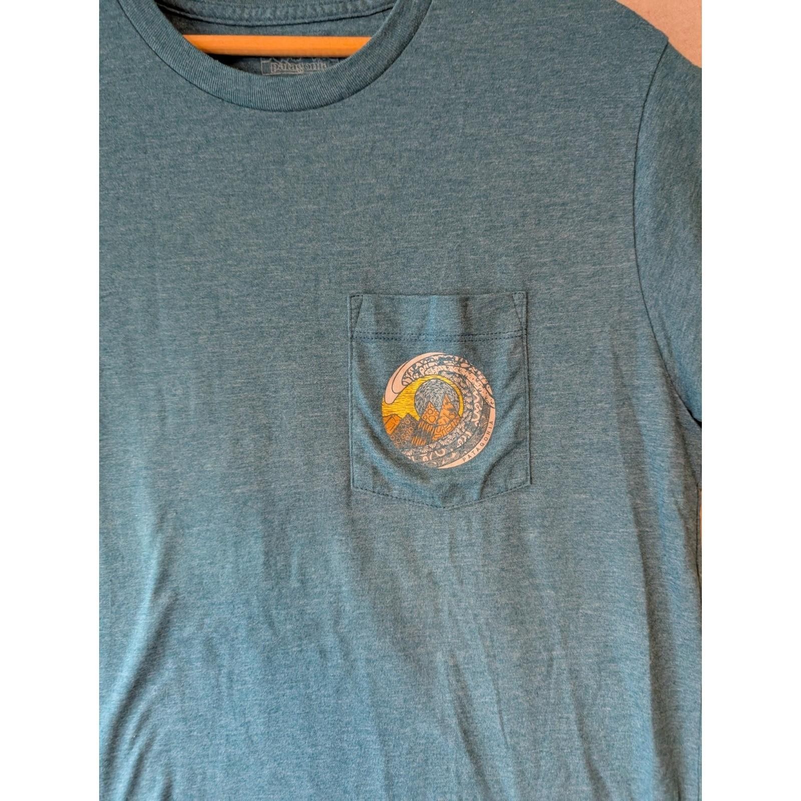 PATAGONIA Men's Teal Pocket T Ocean Mountains Small (Slim Fit) $45 Retail Blue gallery